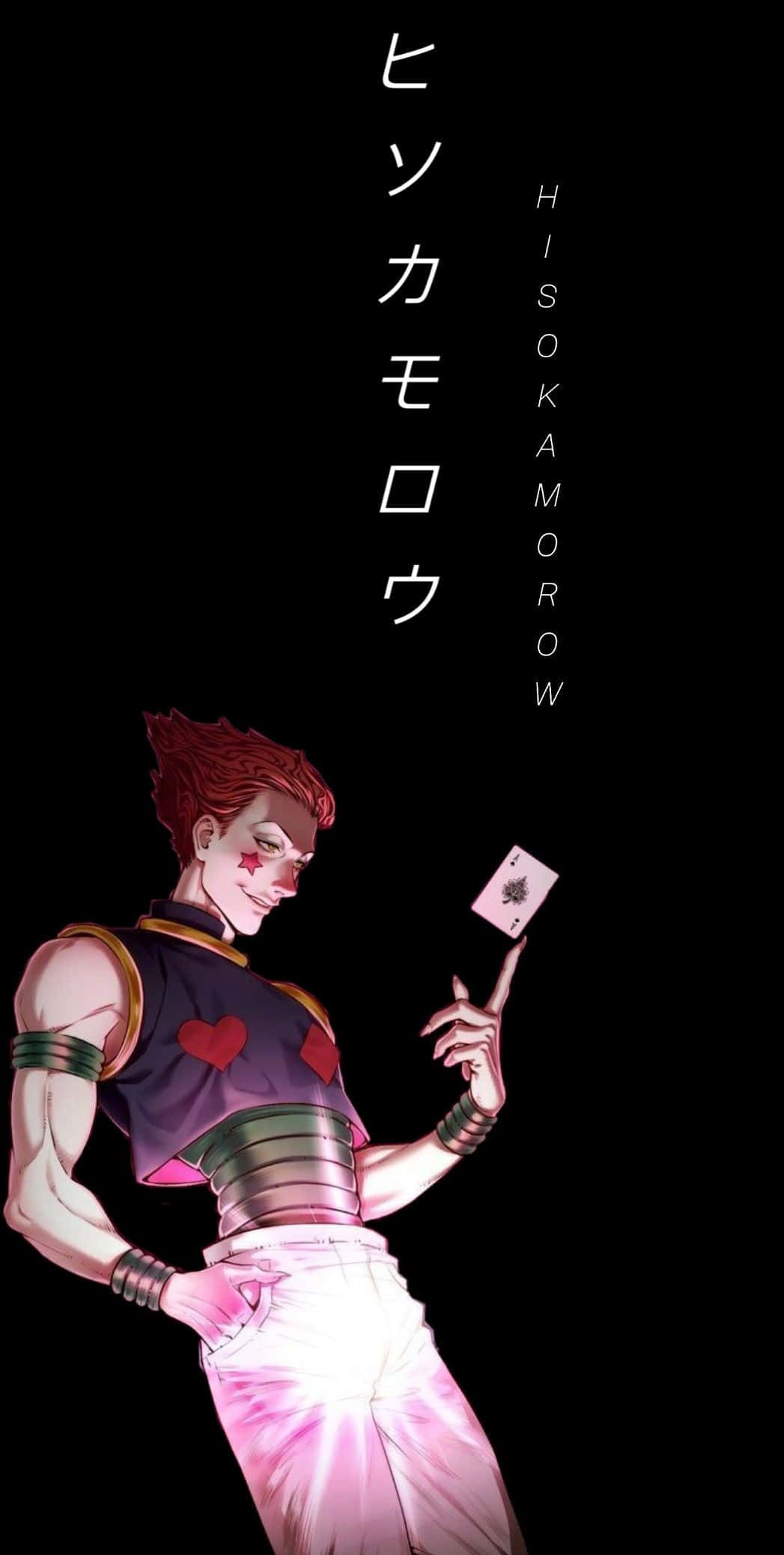 桌布 壁紙 — 來自《Hunter x Hunter》的動畫角色 Hisoka Morow 在黑色背景前自信地微笑，手持一張撲克牌。