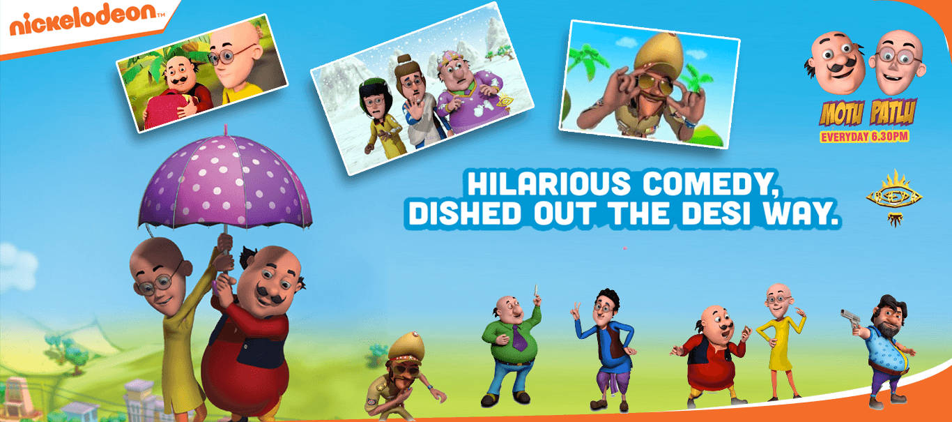Motu 桌布 壁紙 — 來自 Motu Patlu 的卡通人物在紫色雨傘下愉快地站立，背景是明亮的藍天，並帶有浮動場景插圖。