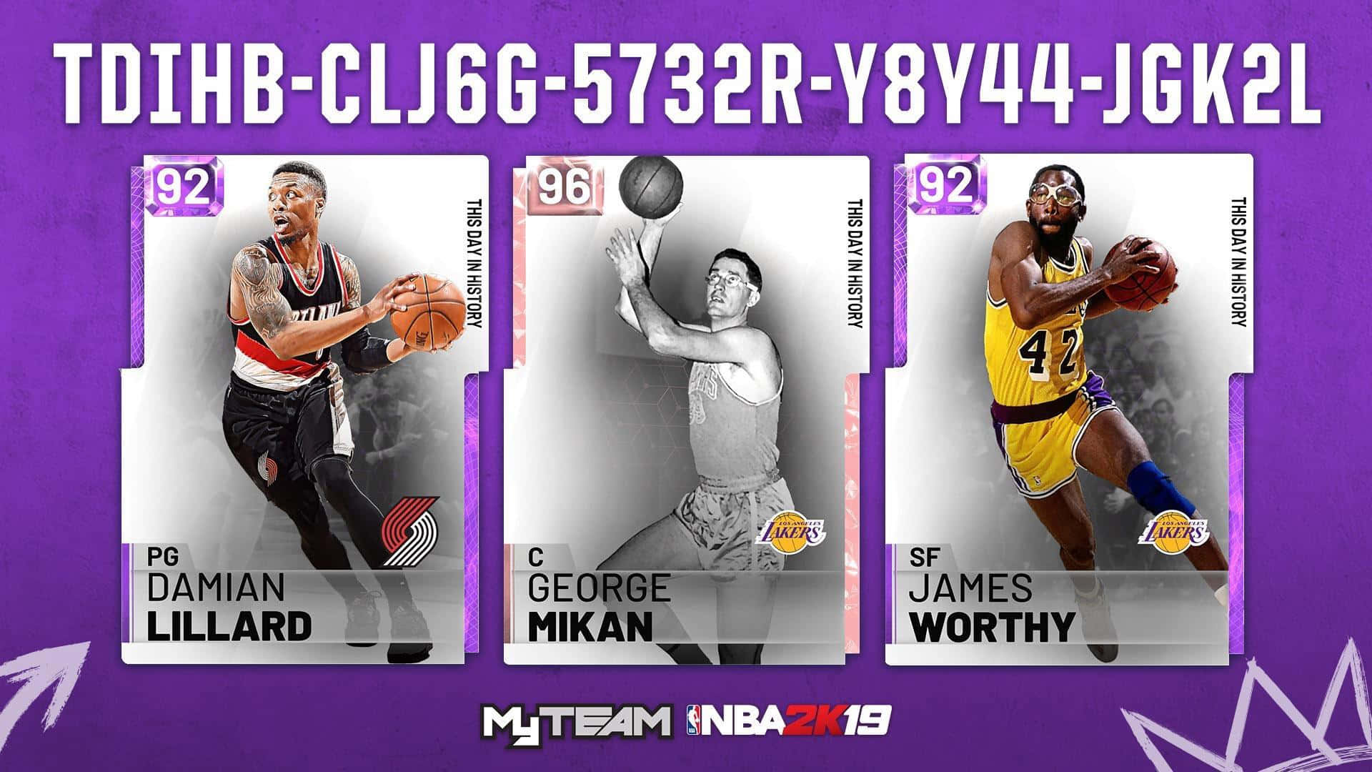 湖人 桌布 壁紙 — 來自 MyTeam NBA 2K19 的三張 NBA 球員卡，以紫色背景為襯托，呈現 Damian Lillard、George Mikan 和 James Worthy 的動感籃球姿勢。