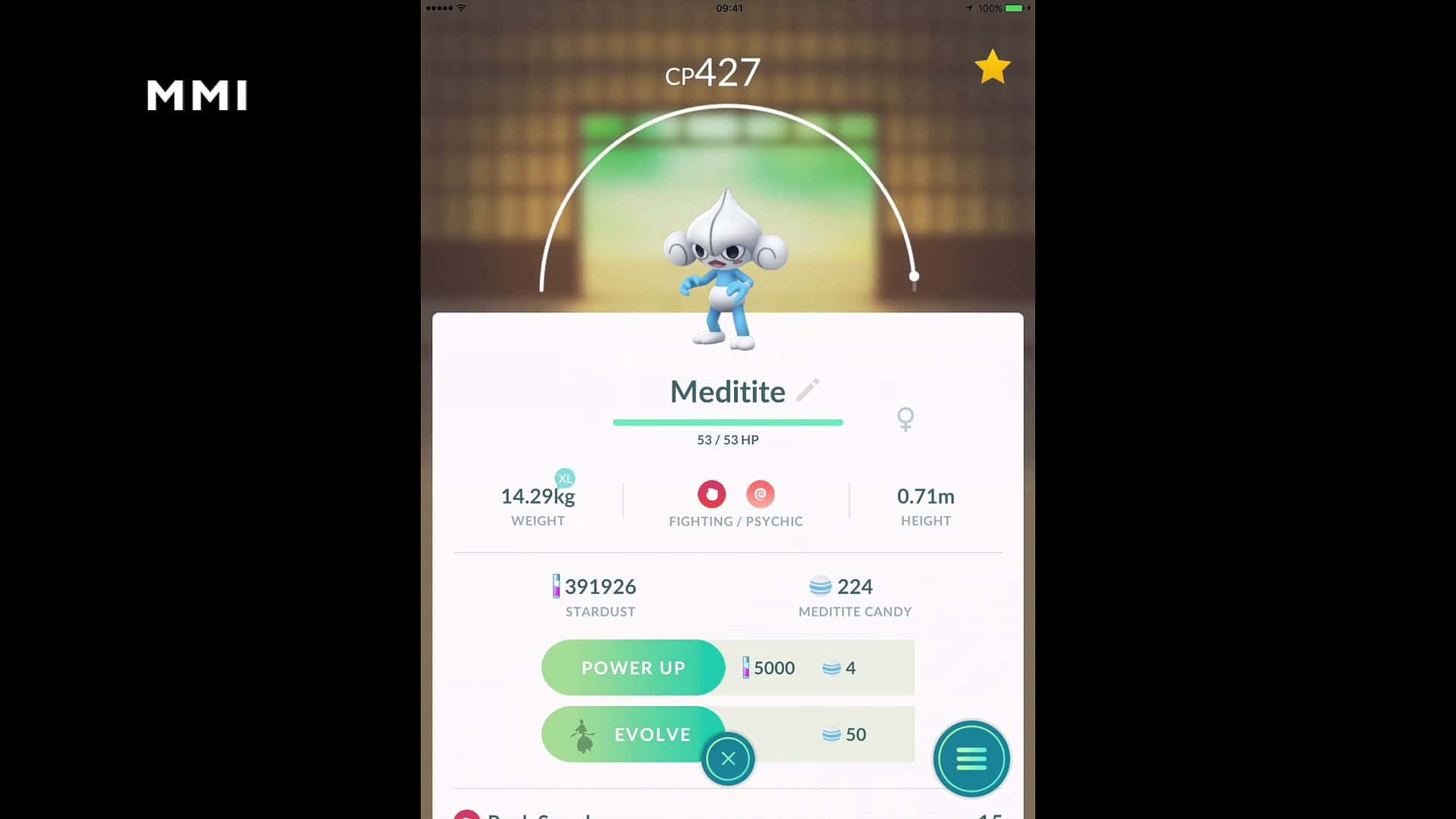 寶可夢 桌布 壁紙 — 來自 Pokémon GO 的女性 Meditite 寶可夢個人資料畫面，在模糊的道館背景上顯示統計數據和進化選項。