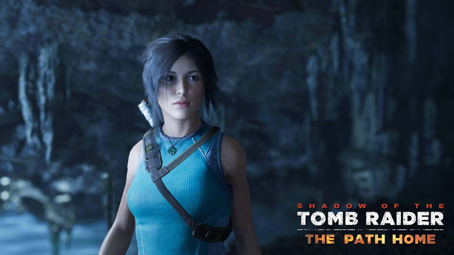 電玩遊戲 桌布 壁紙 — 來自《Shadow of the Tomb Raider》的一個堅決的Lara Croft，身穿藍色背心，站在一個有鐘乳石的霧氣洞穴中。
