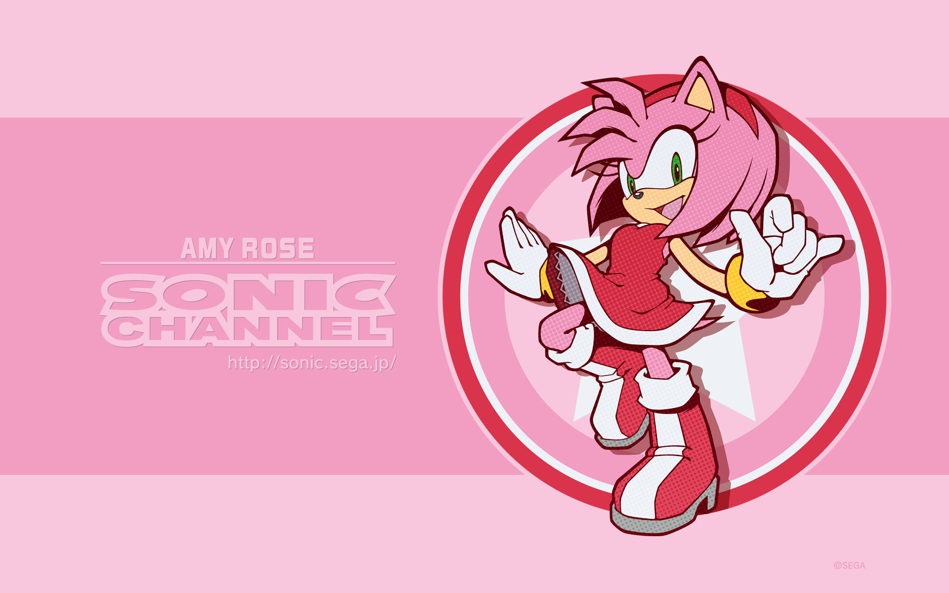 艾咪·羅斯 桌布 壁紙 — 來自 Sonic Channel 的 Amy Rose 穿著紅色連衣裙，在帶有圓形框架的柔和粉紅色背景前開心地擺姿勢。
