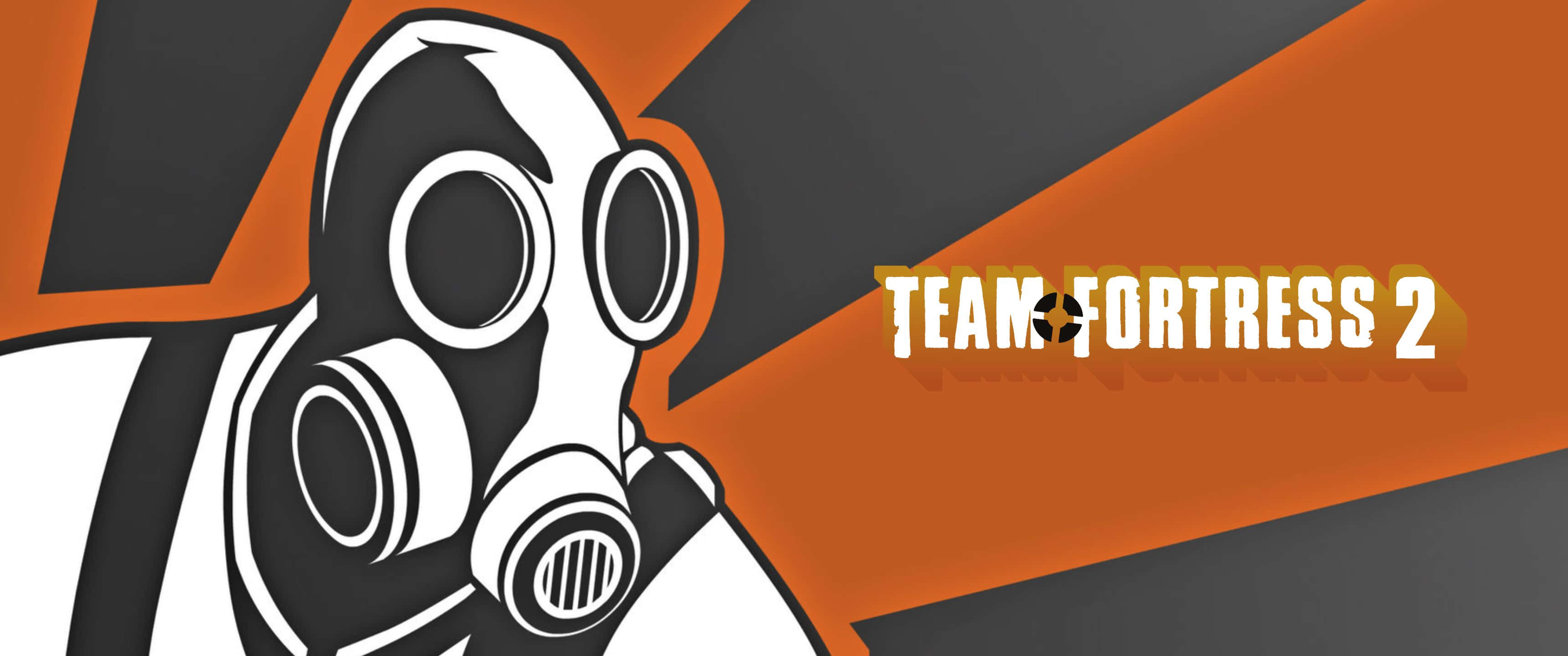 3440x1440p Tf2 桌布 壁紙 — 來自《Team Fortress 2》的風格化防毒面具角色，置於大膽的橙色和灰色對角條紋背景上。