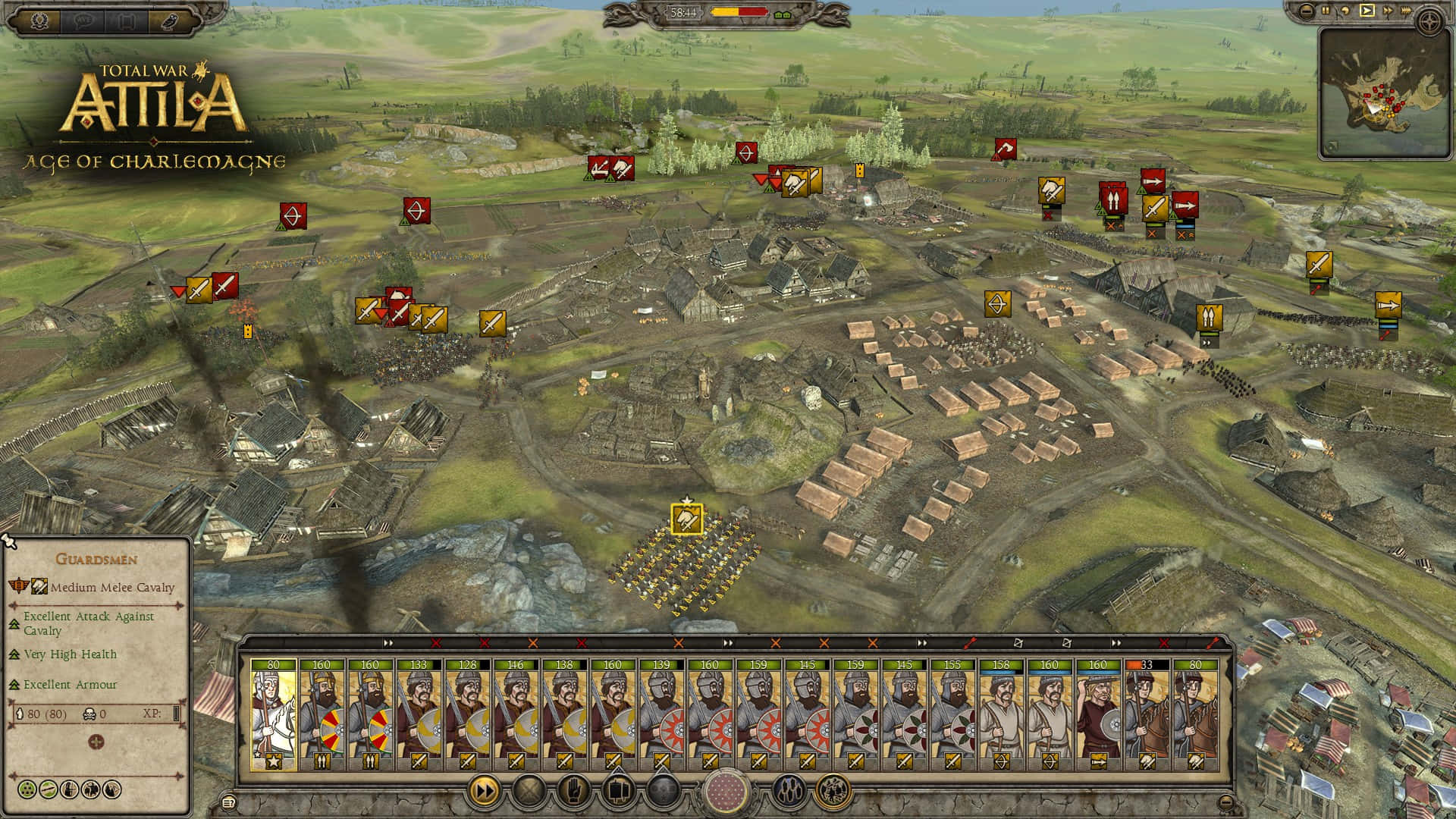 Total War Attila 桌布 壁紙 — 來自《Total War Attila》的戰略戰場視角，顯示中世紀軍隊圍繞一個設防村莊佈陣，並帶有UI元素。