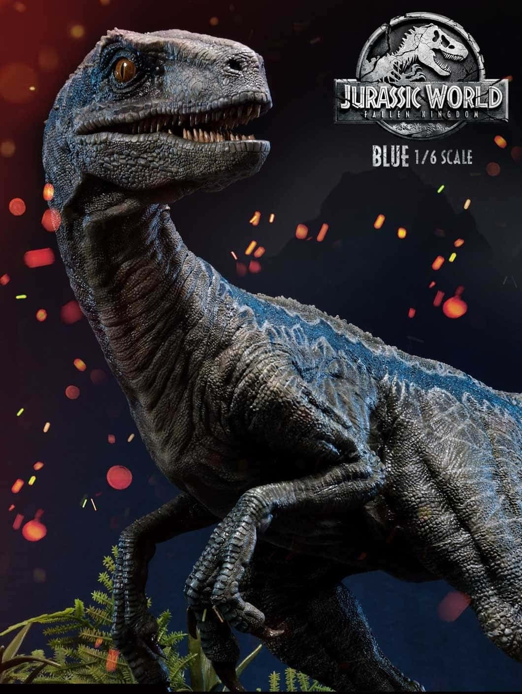 Jurassic World 桌布 壁紙 — 來自《侏羅紀世界》的1:6比例藍色迅猛龍雕像，細節精緻，在黑暗背景下擺出姿勢，伴隨著發光的橙色火花和蕨類植物。