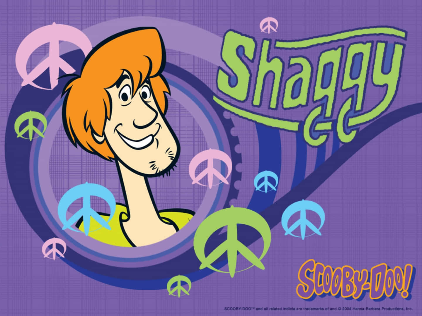 Shaggy Rogers 桌布 壁紙 — 來自《史酷比》的沙奇在紫色背景上被色彩繽紛的和平標誌包圍，開心地微笑。