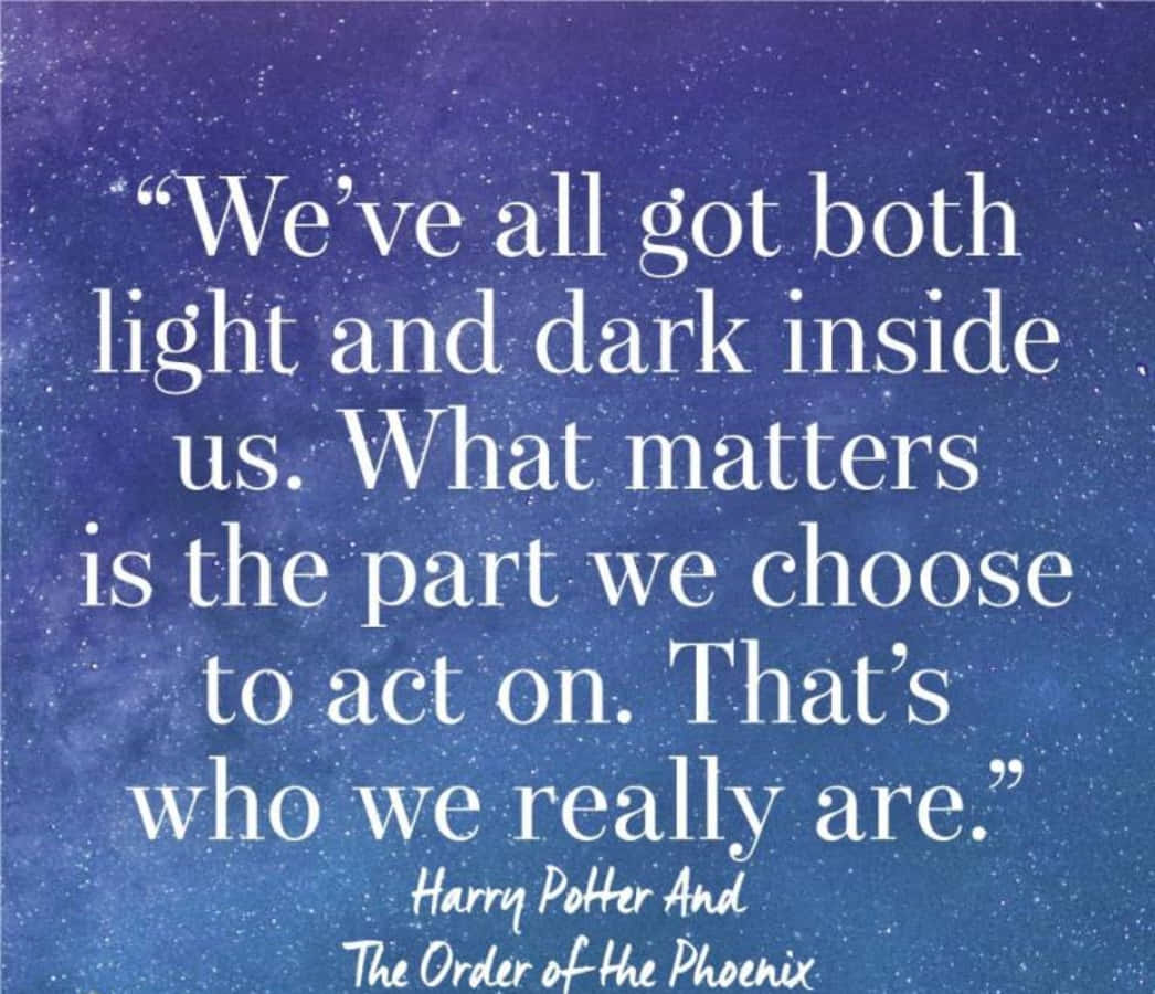 Harry Potter Quotes 桌布 壁紙 — 來自《哈利波特與鳳凰會》的語錄，背景是繁星點點的紫色和藍色夜空。