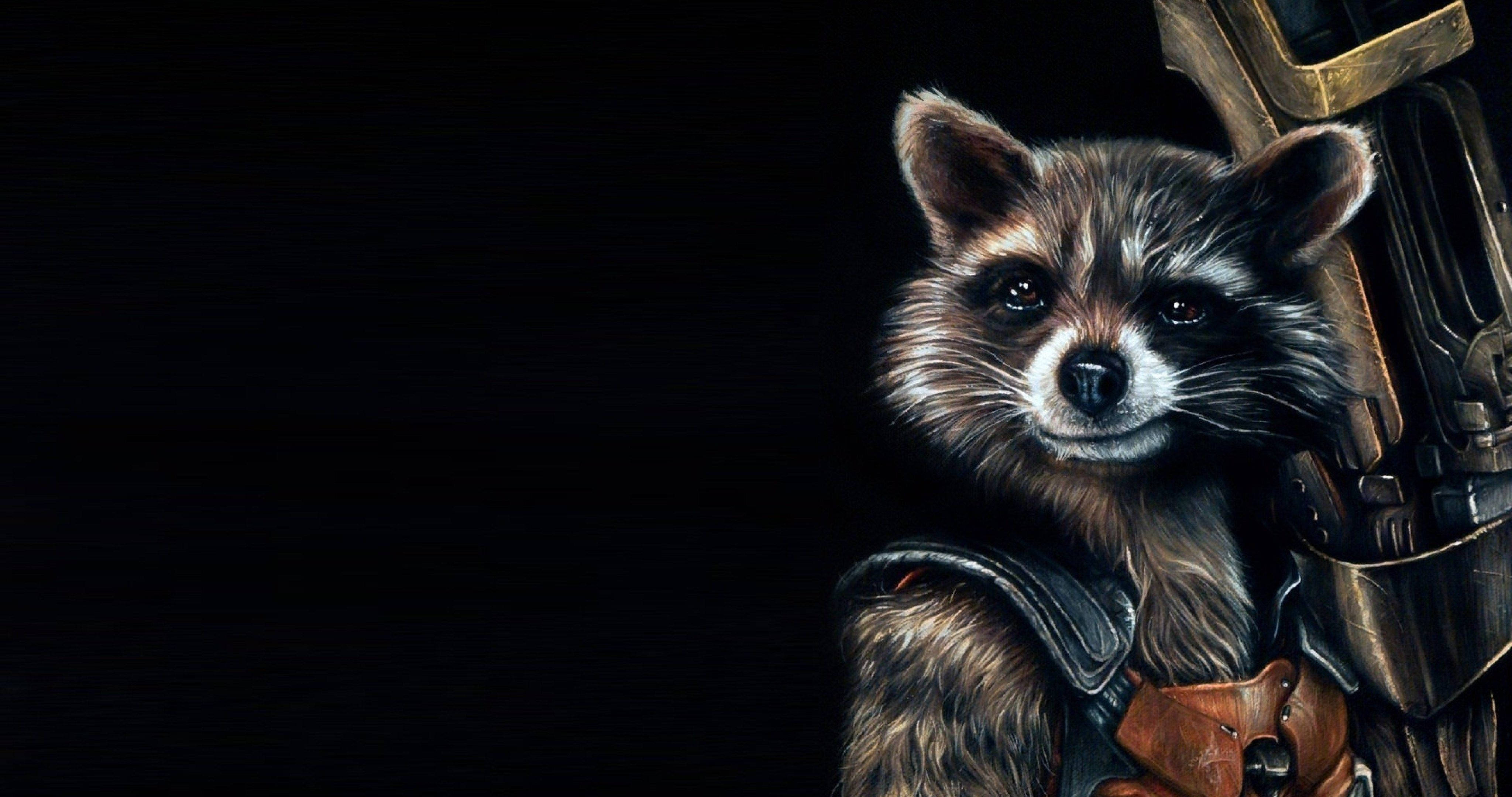 4K Guardians Of The Galaxy 桌布 壁紙 — 來自《星際異攻隊》的火箭浣熊手持武器，以黑色背景為襯的詳細肖像。