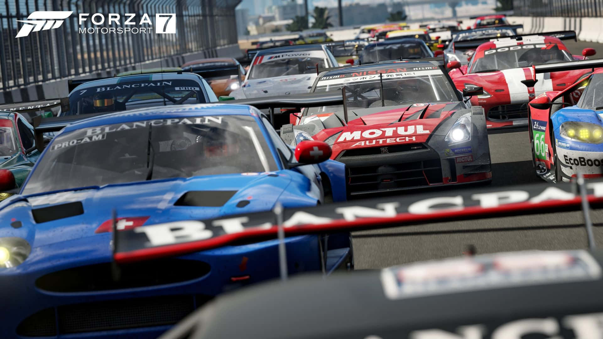 race car 桌布 壁紙 — 來自《極限競速7》的高速賽車場景，多輛賽車緊密地擠在賽道上。