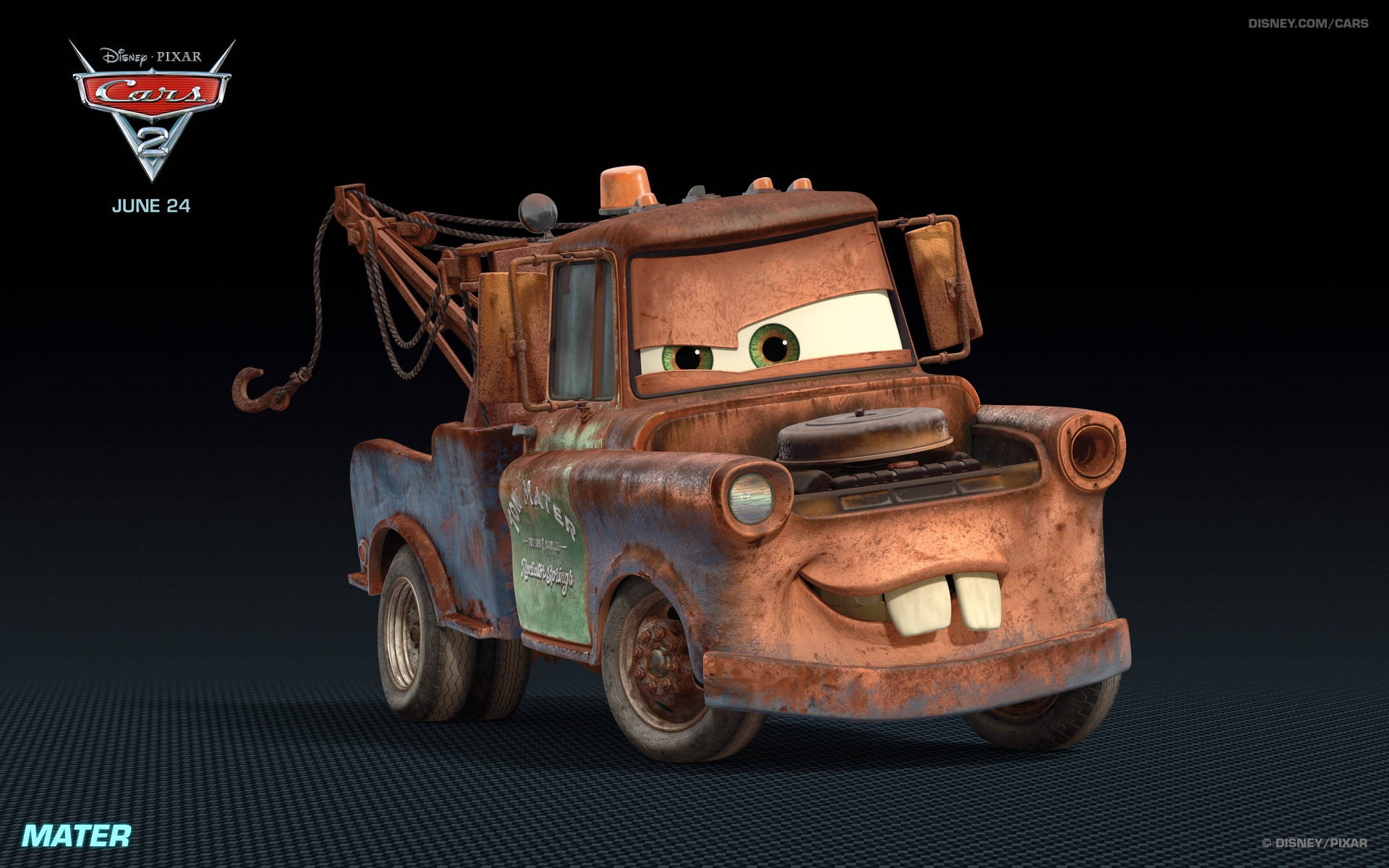 cars 桌布 壁紙 — 來自《汽車總動員2》的鏽藍色拖車Mater在帶有網格地板的黑暗工作室背景下愉快地微笑。