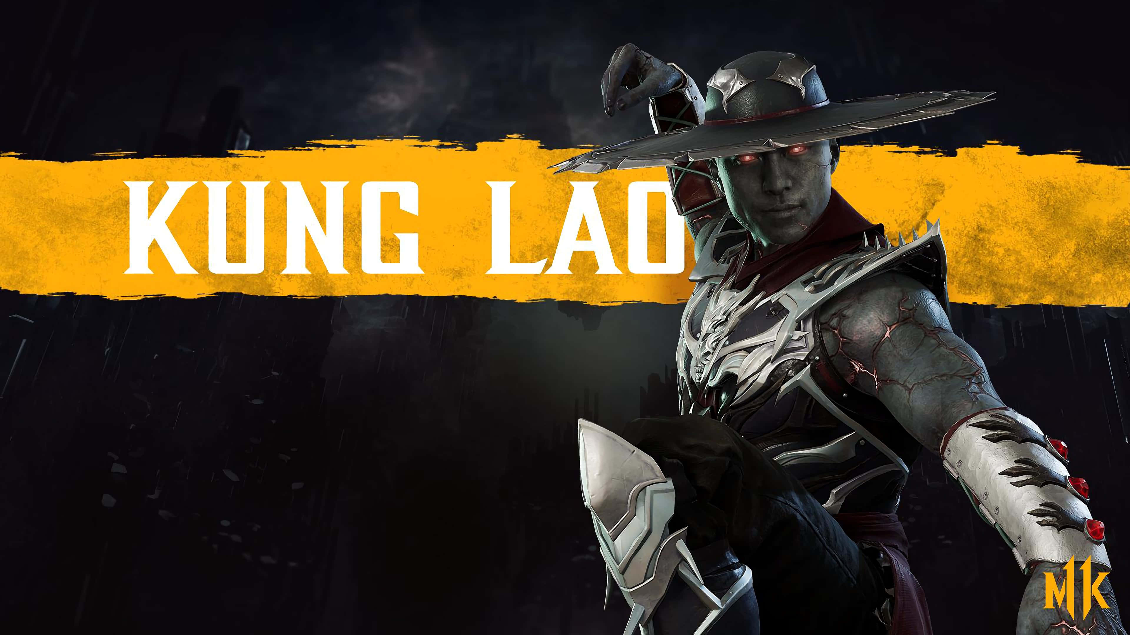 Mortal Kombat Kung Lao 桌布 壁紙 — 來自《真人快打》的Kung Lao站在黑暗的雨景中，雙眼發出紅光，戴著寬邊帽，背景是醒目的黃色橫幅。