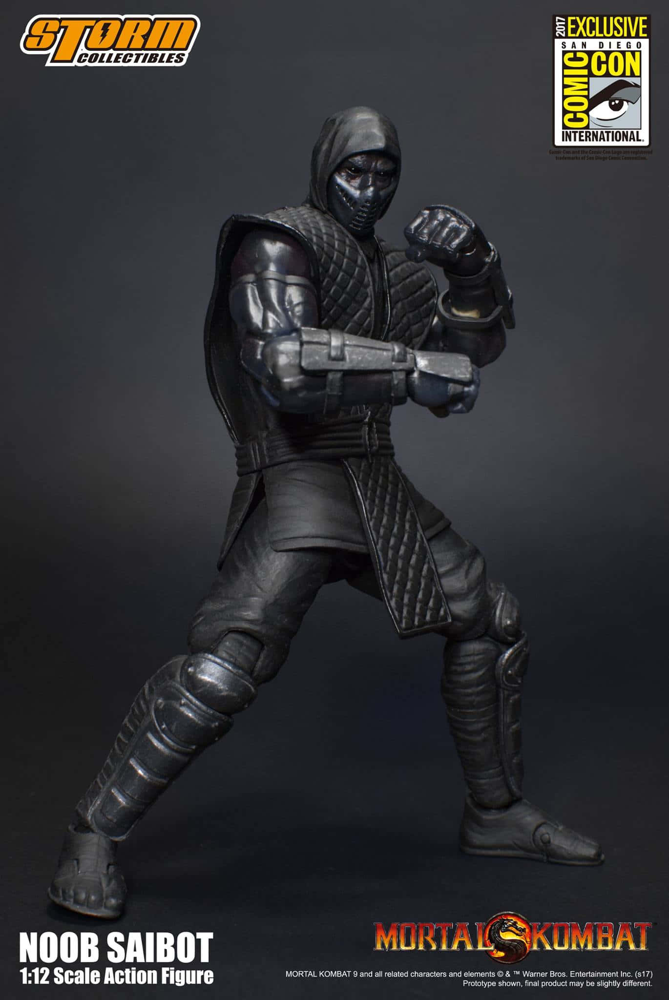 Mortal Kombat Noob Saibot 桌布 壁紙 — 來自《真人快打》的黑色裝甲 Noob Saibot 可動人偶，在黑暗的攝影棚背景下擺出戰鬥姿勢。