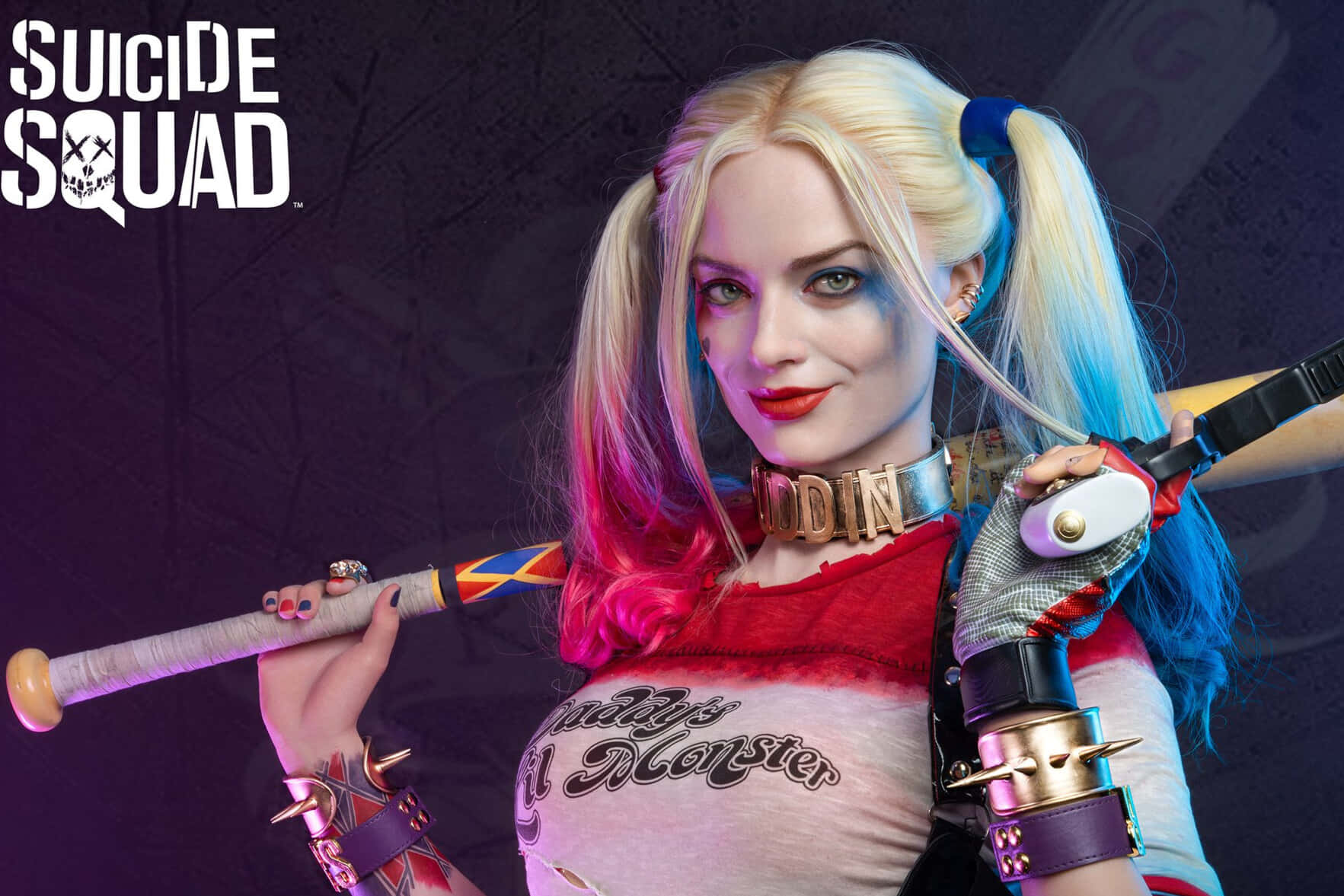 Suicide Squad 桌布 壁紙 — 來自《自殺突擊隊》的哈莉·奎茵手持棒球棍，擁有色彩繽紛的頭髮和誇張的妝容，背景為深色紋理。