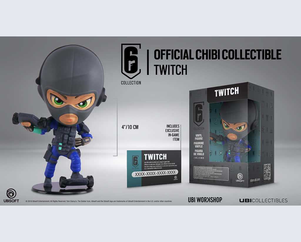 Rainbow Six Siege Twitch 桌布 壁紙 — 來自《虹彩六號：圍攻行動》遊戲的 Twitch 的 Q 版乙烯基人偶，在灰色工作室背景前與其官方包裝並排站立。