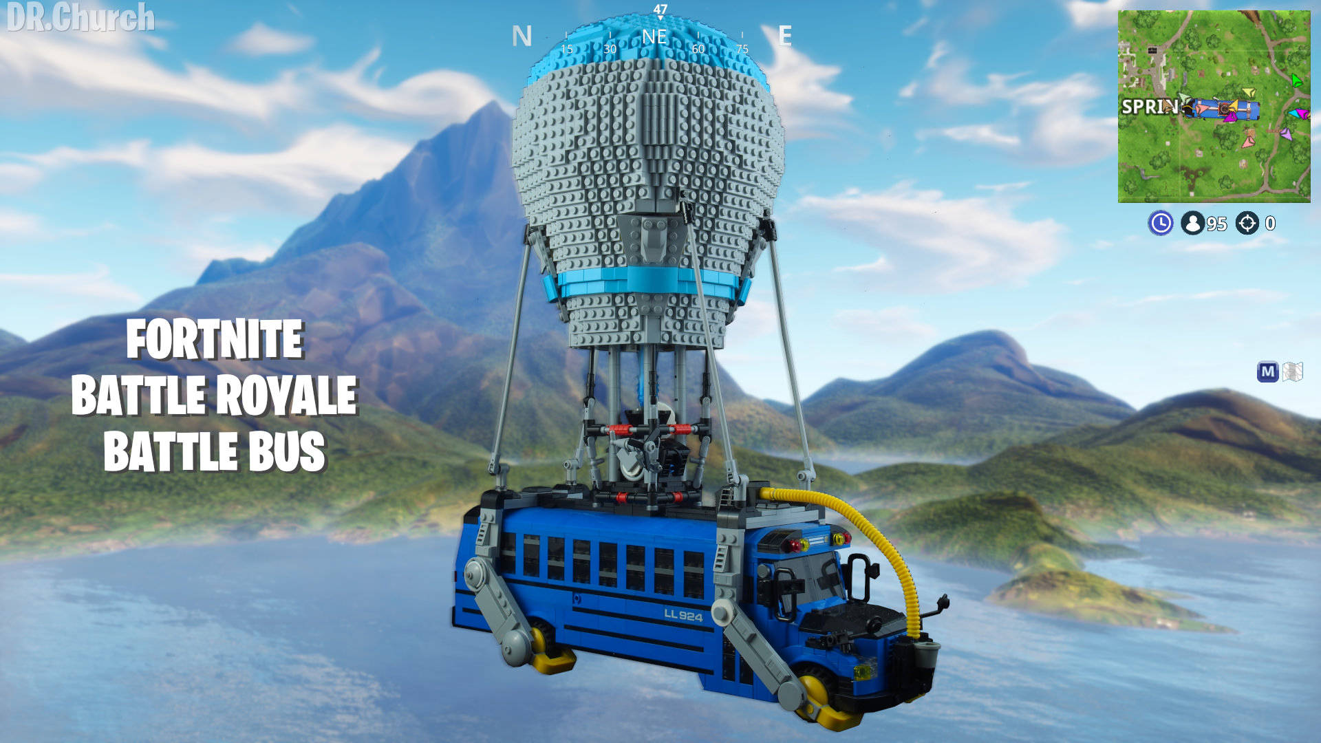 Fortnite Battle Royale 桌布 壁紙 — 來自《要塞英雄》的藍色LEGO風格戰鬥巴士漂浮在水面上，背景有山脈，天空明亮。
