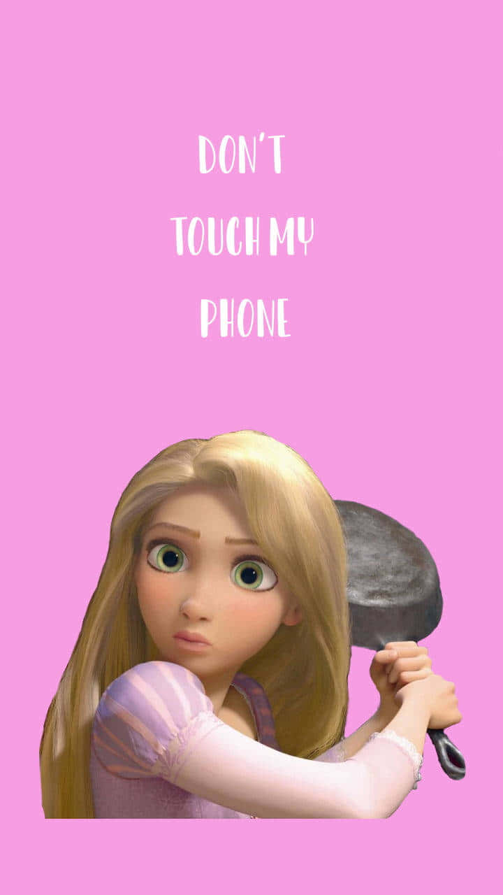 Aesthetic Funny Phone 桌布 壁紙 — 來自《魔髮奇緣》的樂佩公主防禦性地拿著平底鍋，背景為純粉紅色，並有粗體白色文字寫著「不要碰我的手機」。