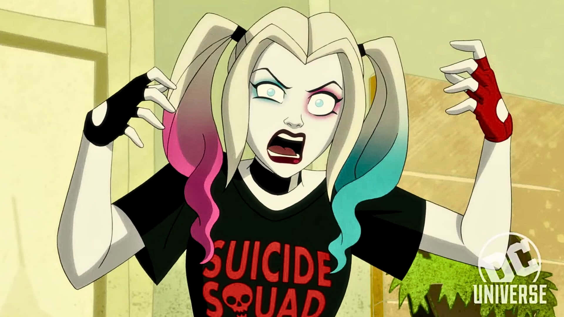 Harley Quinn Anime Series 桌布 壁紙 — 來自DC宇宙動畫系列的小丑女哈莉·奎茵，擁有粉紅色和藍綠色頭髮，穿著自殺突擊隊T恤，擺出富有表現力的姿勢。