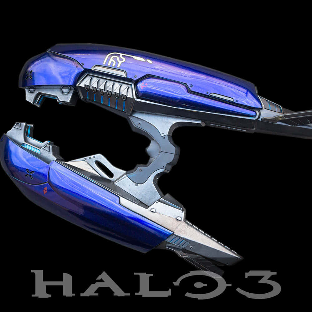 Plasma Rifle 桌布 壁紙 — 來自Halo 3的時尚藍銀能量劍在黑色背景上發光，下方有遊戲標誌。
