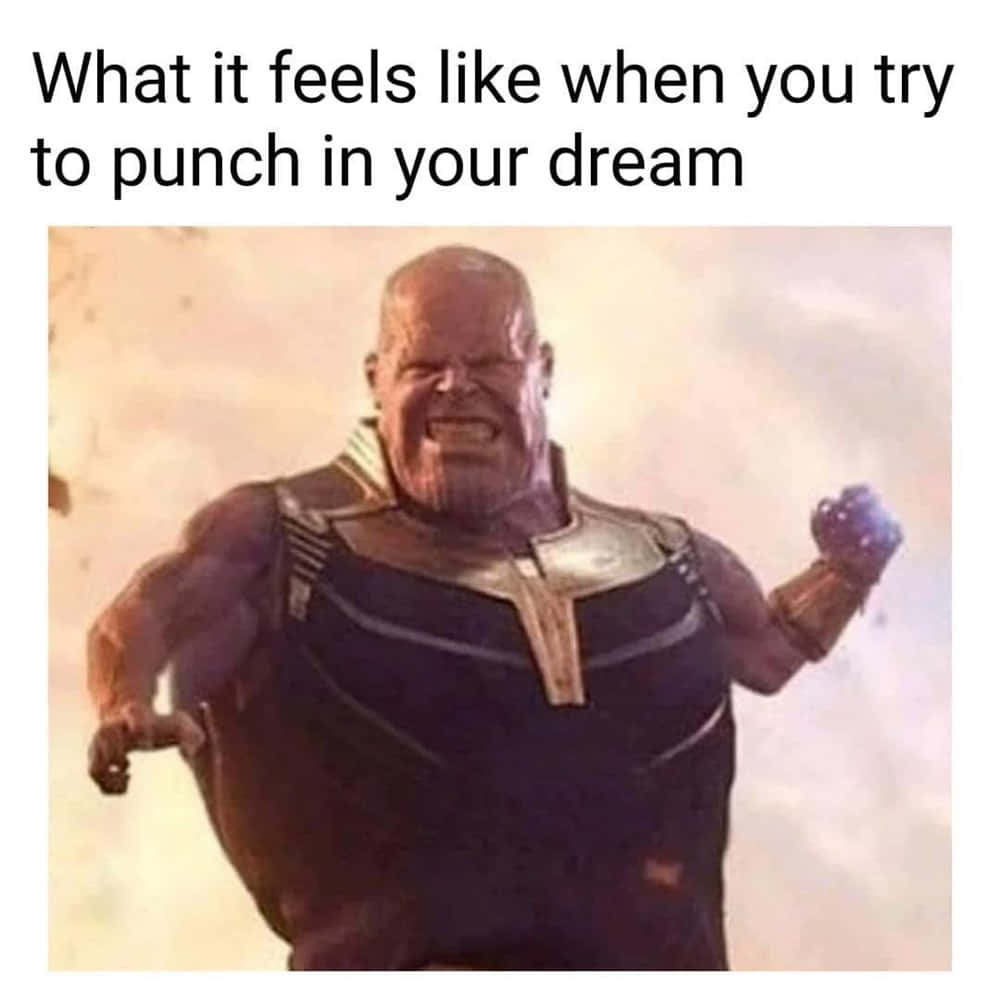 薩諾斯 桌布 壁紙 — 來自Marvel漫畫的Thanos，身穿黑金盔甲，握緊拳頭，在模糊的背景前咆哮。