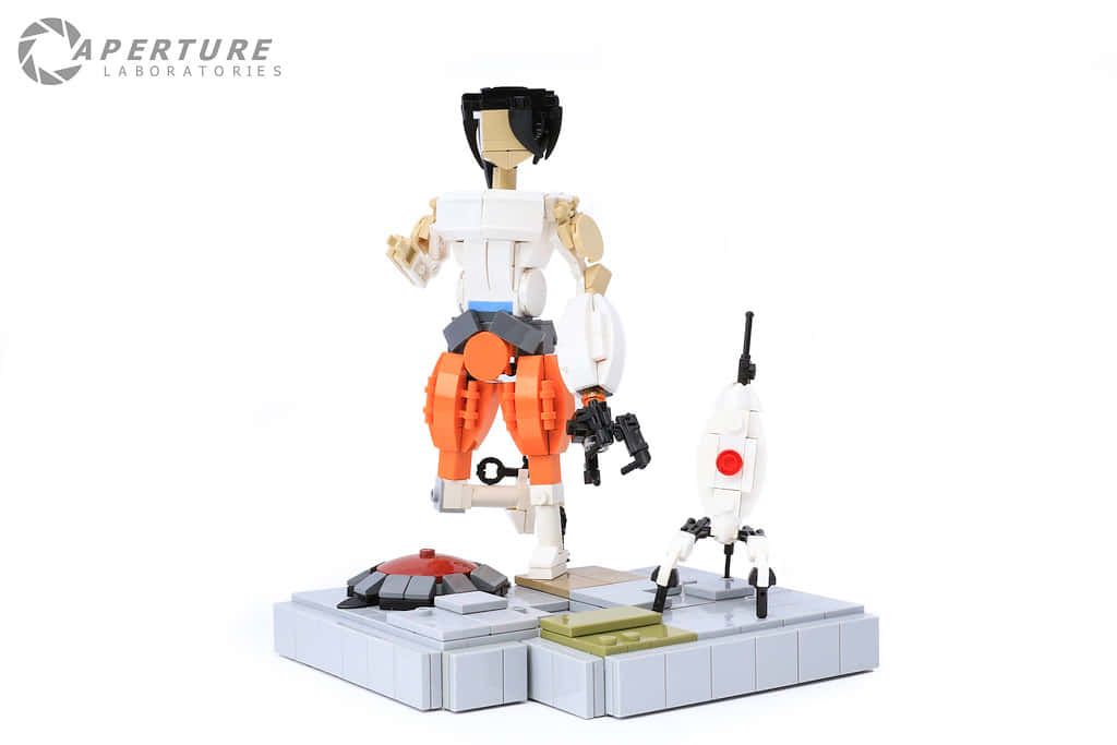 Portal Characters 桌布 壁紙 — 來自Portal的Chell LEGO人偶站在灰色平台上，旁邊有一個LEGO Companion Cube，背景為白色。