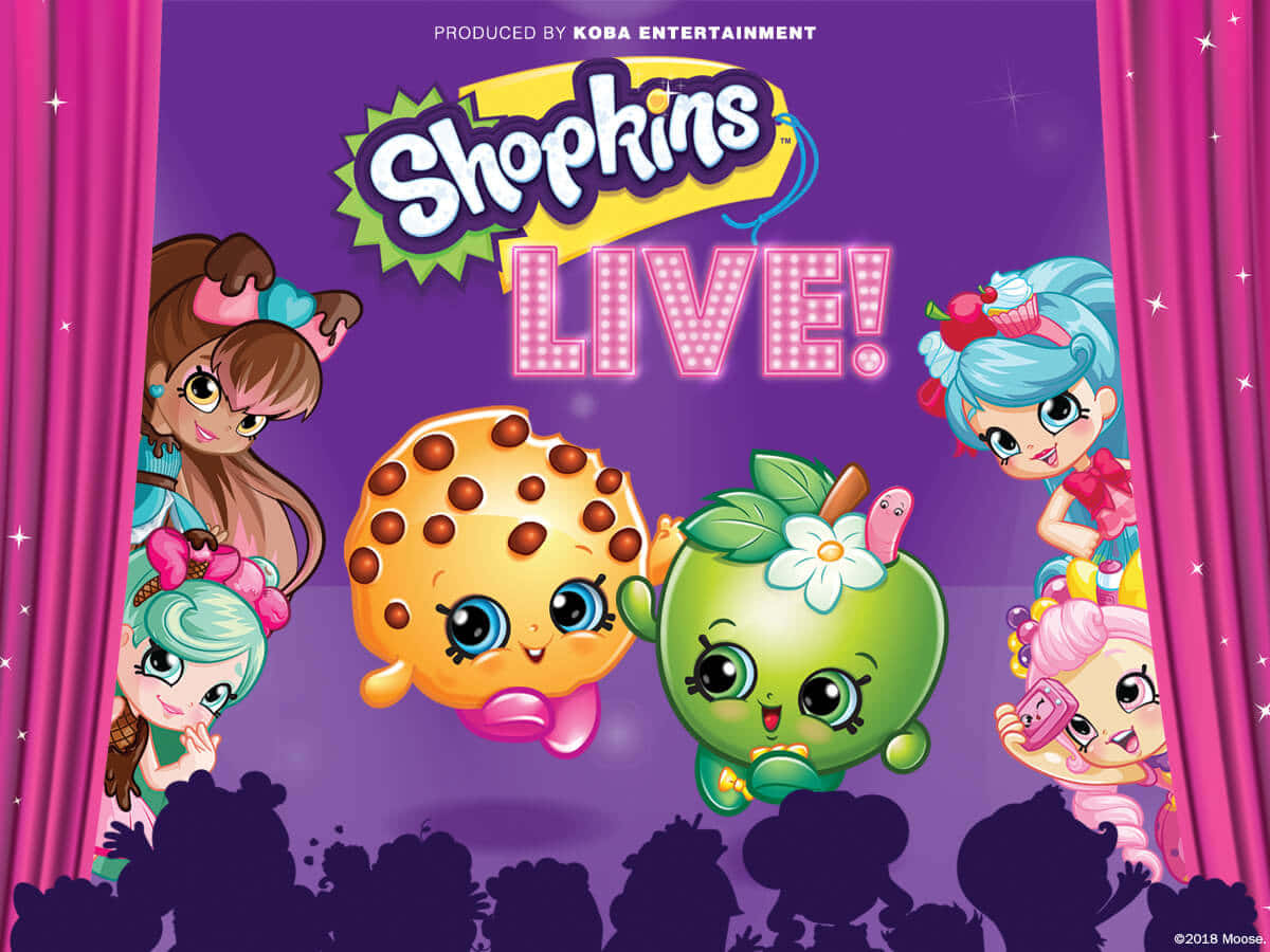 Shopkins 桌布 壁紙 — 來自Shopkins Live的鮮豔卡通角色在紫色舞台上表演，配有粉紅色窗簾和閃爍燈光。