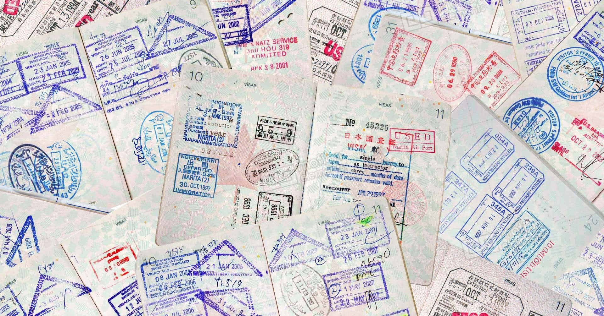 Passport 桌布 壁紙 — 來自世界各地的護照印章和簽證貼紙的密集拼貼，展示全球旅行歷史。