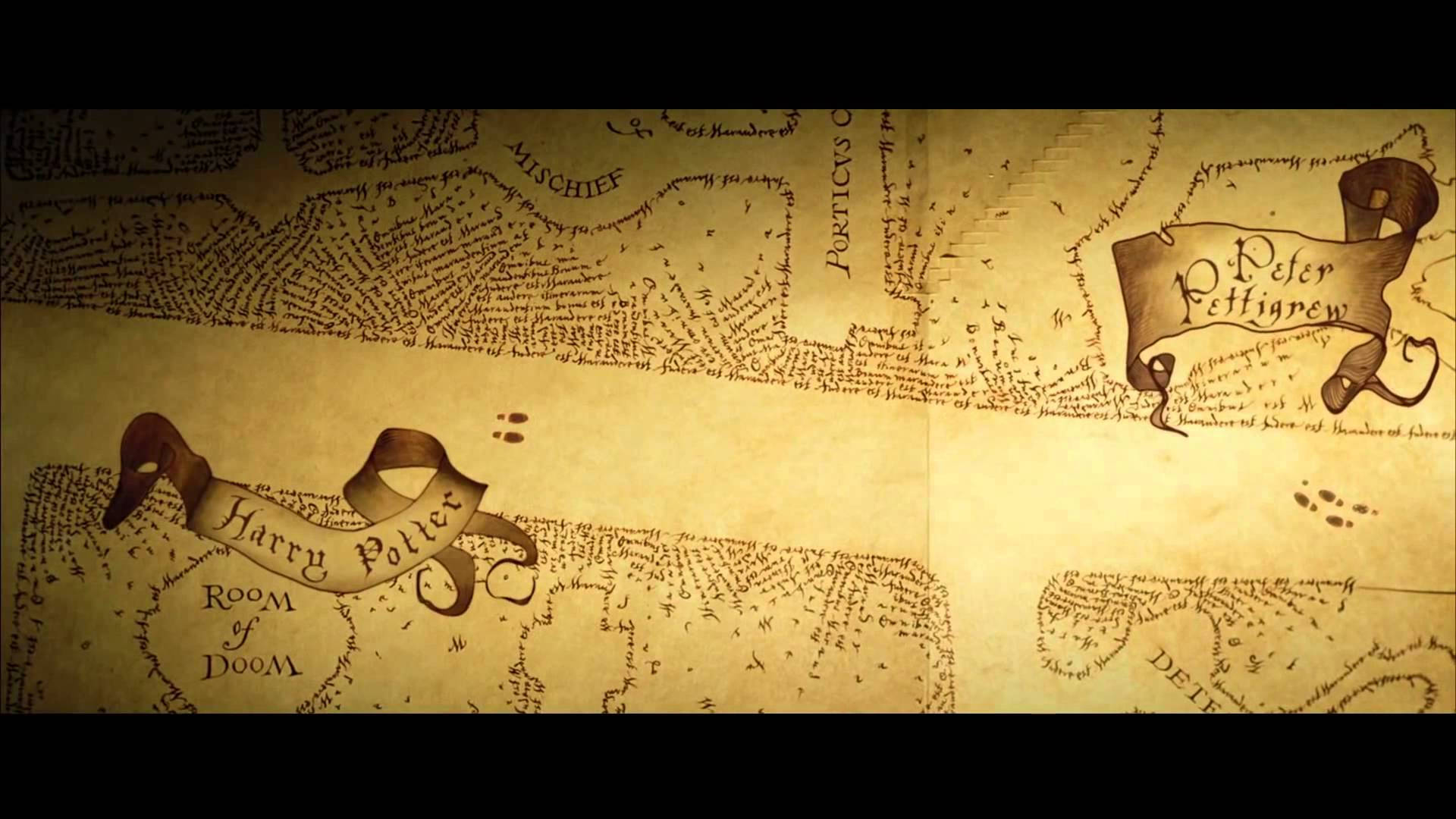 Map 桌布 壁紙 — 來自哈利波特的古老羊皮紙地圖，上面有手寫地點如毀滅之室和彼得佩迪魯的名字在裝飾橫幅上。
