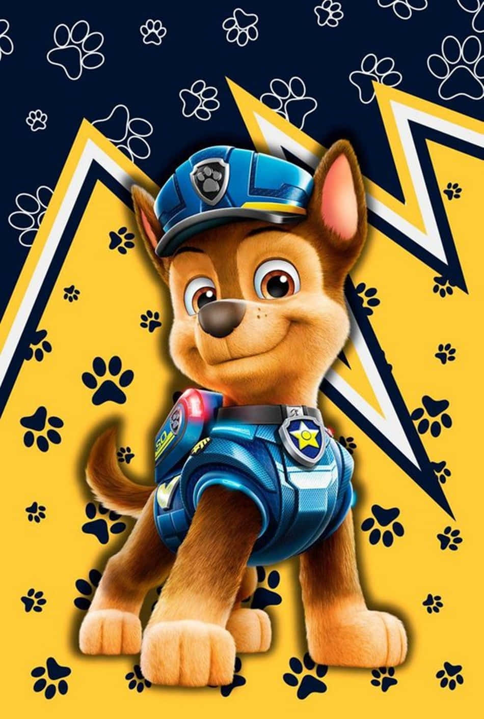 Chase Paw Patrol 桌布 壁紙 — 來自汪汪隊立大功的Chase身穿藍色警察裝備，自豪地站在帶有爪印的鮮黃色和深藍色背景前。