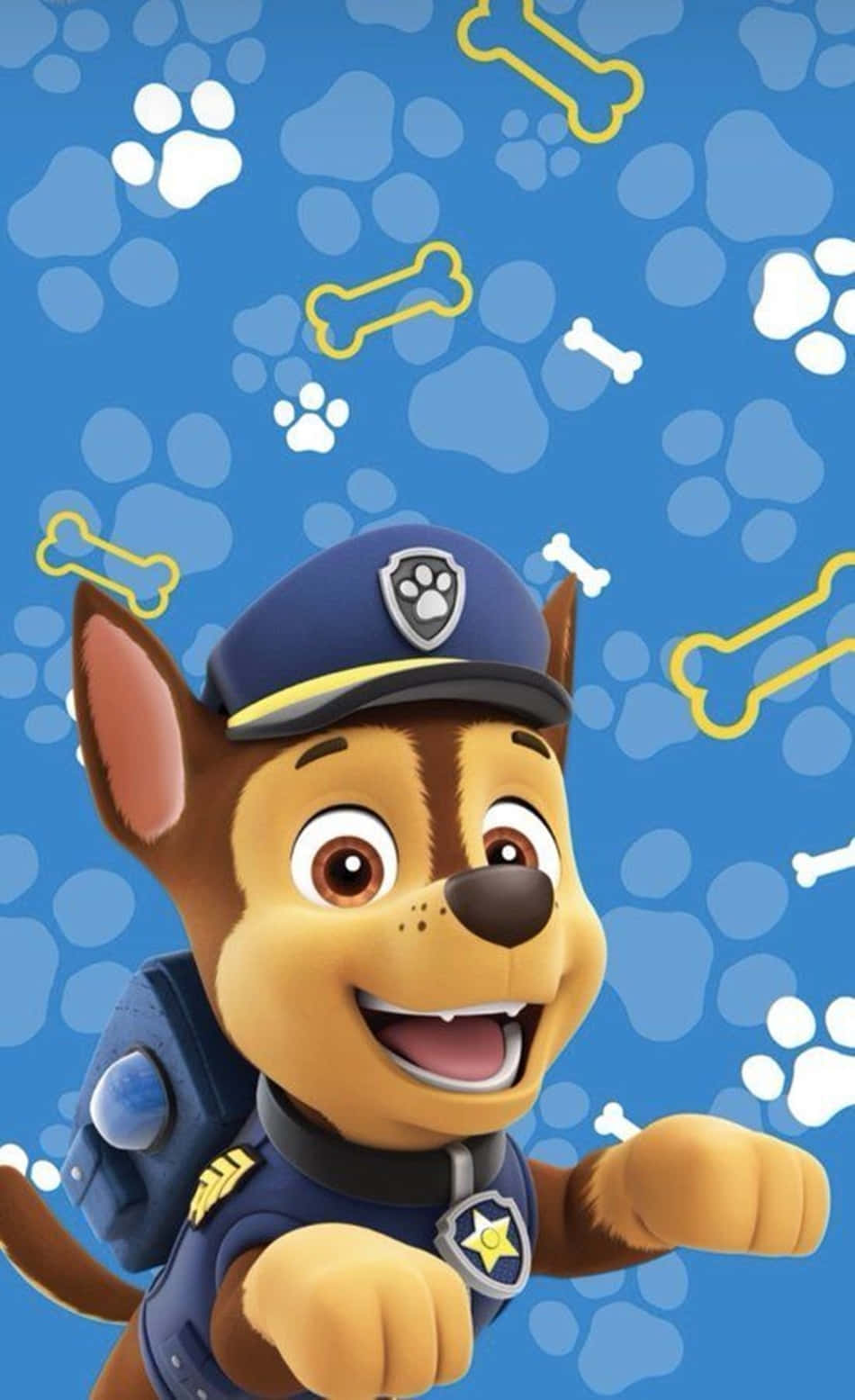 Chase Paw Patrol 桌布 壁紙 — 來自汪汪隊立大功的阿奇穿著警察制服，在藍色背景上帶著爪印和骨頭開心地微笑。