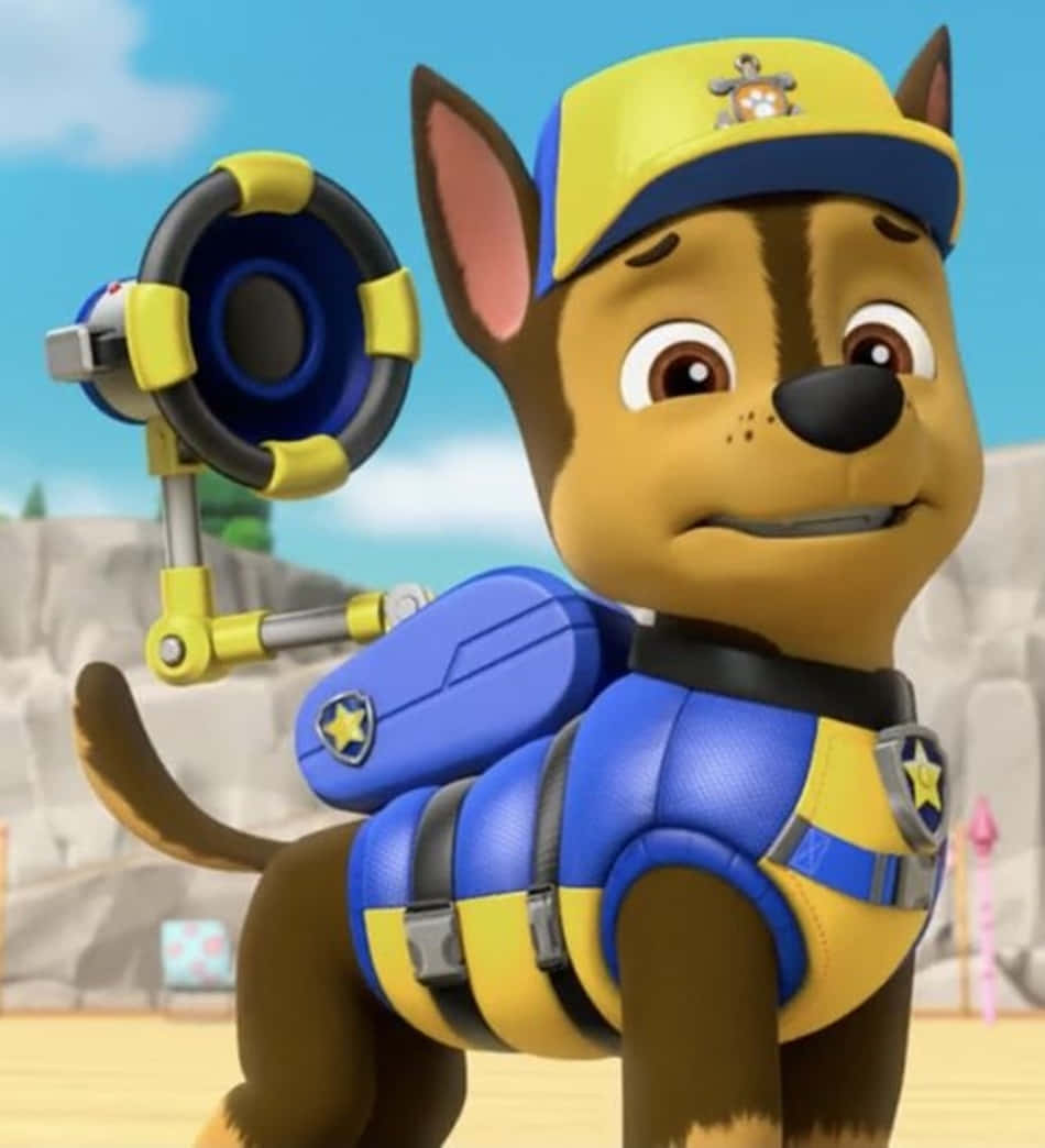 Chase Paw Patrol 桌布 壁紙 — 來自汪汪隊立大功的阿奇自信地穿著藍黃色警察裝備，在陽光明媚的岩石背景下拿著救援工具。