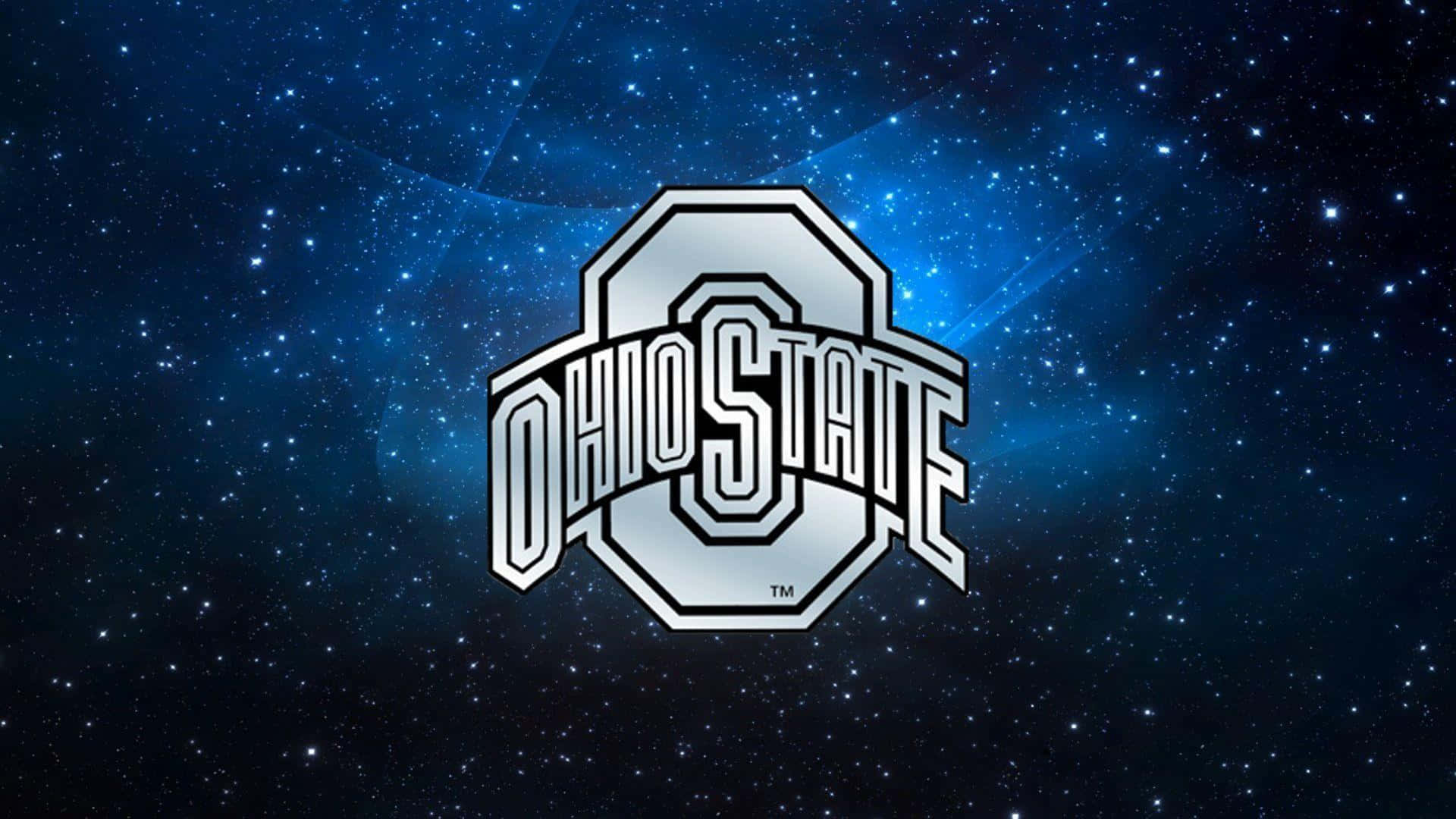 Ohio State Football 桌布 壁紙 — 俄亥俄州立大學的標誌在充滿活力的藍色星空和發光的宇宙射線中閃耀著銀色光芒。