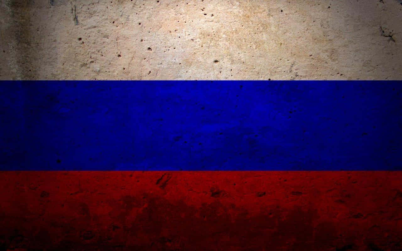 Russia 桌布 壁紙 — 俄羅斯國旗帶有白色、藍色和紅色條紋，在戲劇性燈光下繪製在風化的混凝土牆上。
