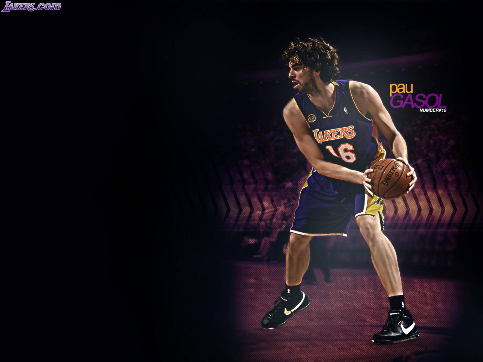 Pau Gasol 桌布 壁紙 — 保羅·加索爾身穿湖人球衣，在黑暗球場上戲劇性的紫色聚光燈下運球。