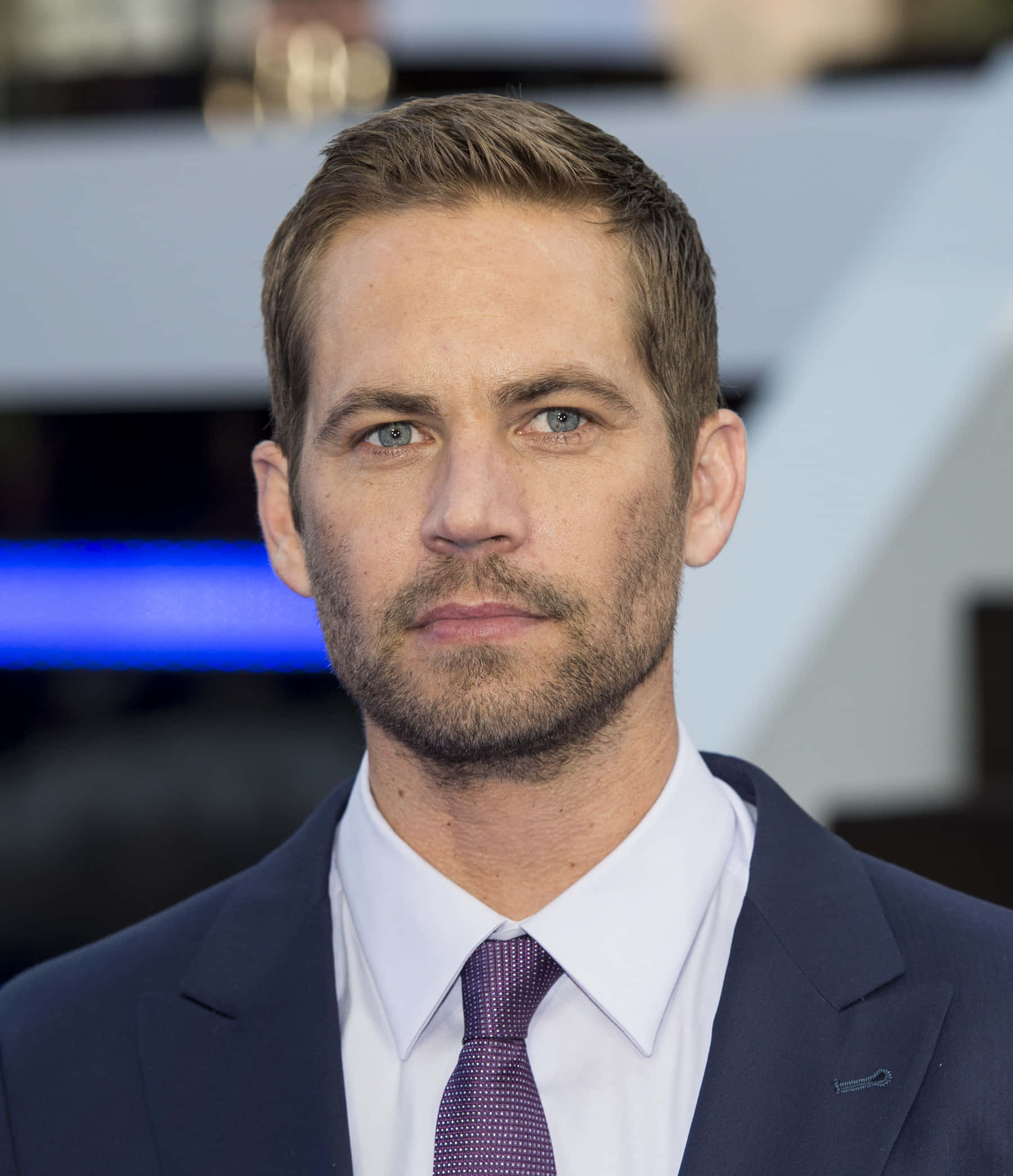 Paul Walker 桌布 壁紙 — 保羅·沃克身穿深色西裝及圖案領帶，表情嚴肅直視鏡頭的近距離肖像。