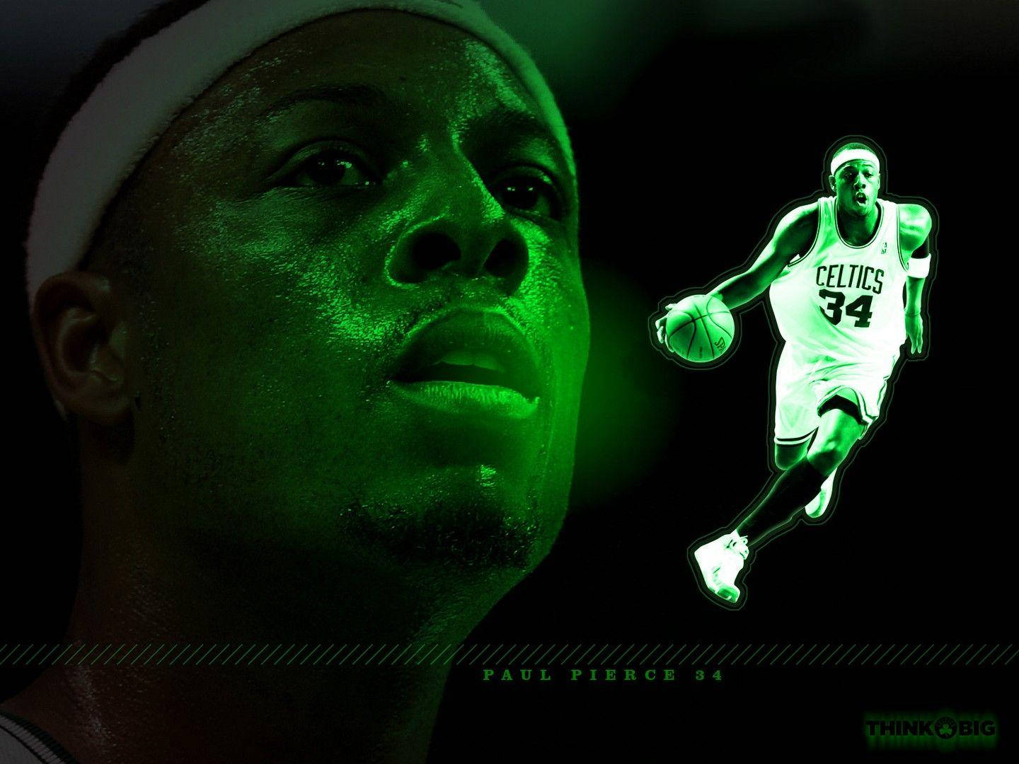 Paul Pierce 桌布 壁紙 — 保羅·皮爾斯的特寫肖像，沐浴在綠光中，旁邊是他穿著塞爾提克球衣運球的發光剪影。