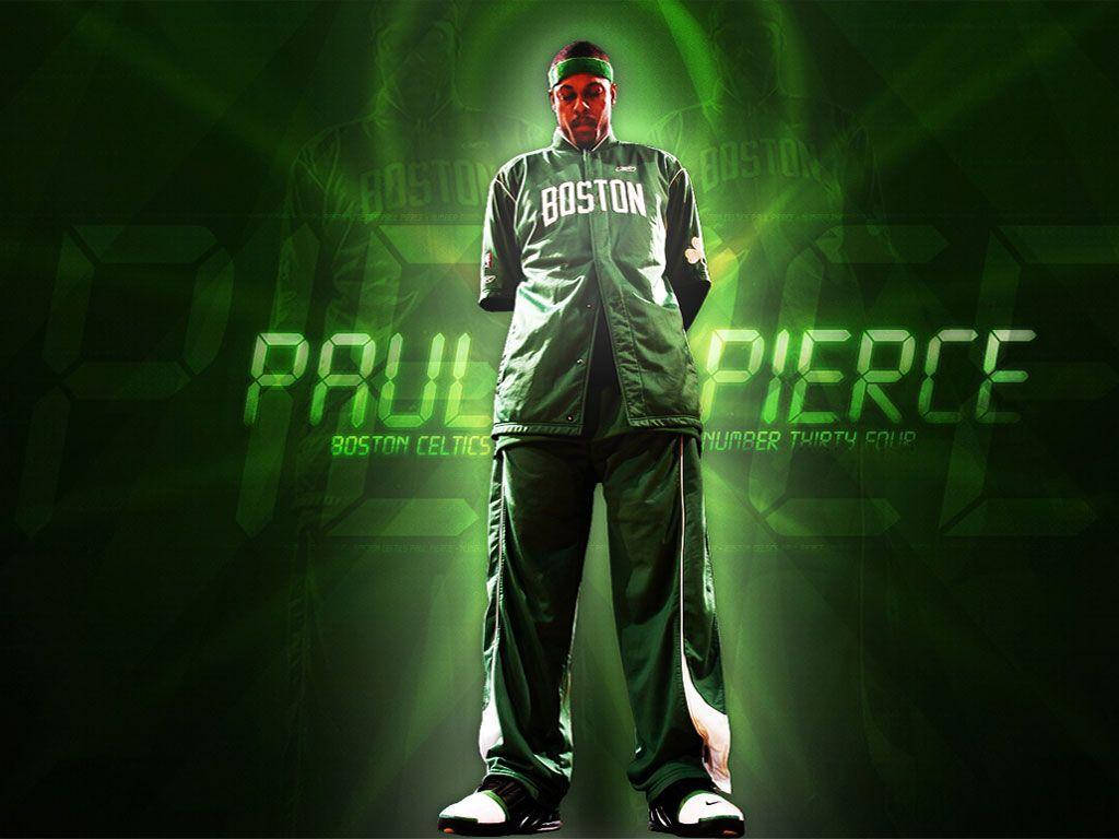 Paul Pierce 桌布 壁紙 — 保羅·皮爾斯身穿波士頓塞爾提克隊裝備，自信地站在發光的綠色數位背景前，他的名字和號碼顯眼地展示出來。