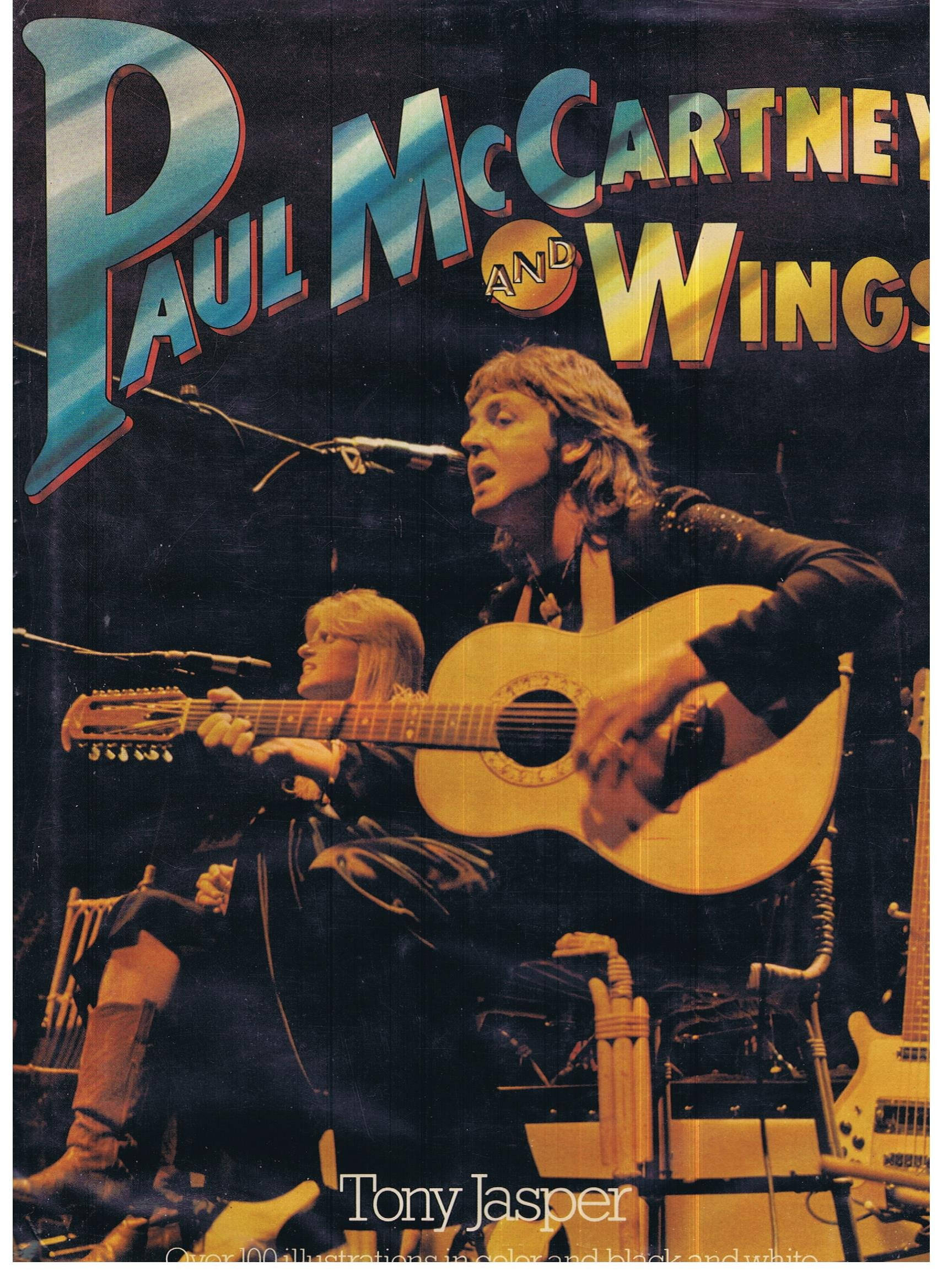 paul mccartney 桌布 壁紙 — 保羅·麥卡尼與 Wings 在戲劇性的舞台燈光下，手持吉他現場演出。
