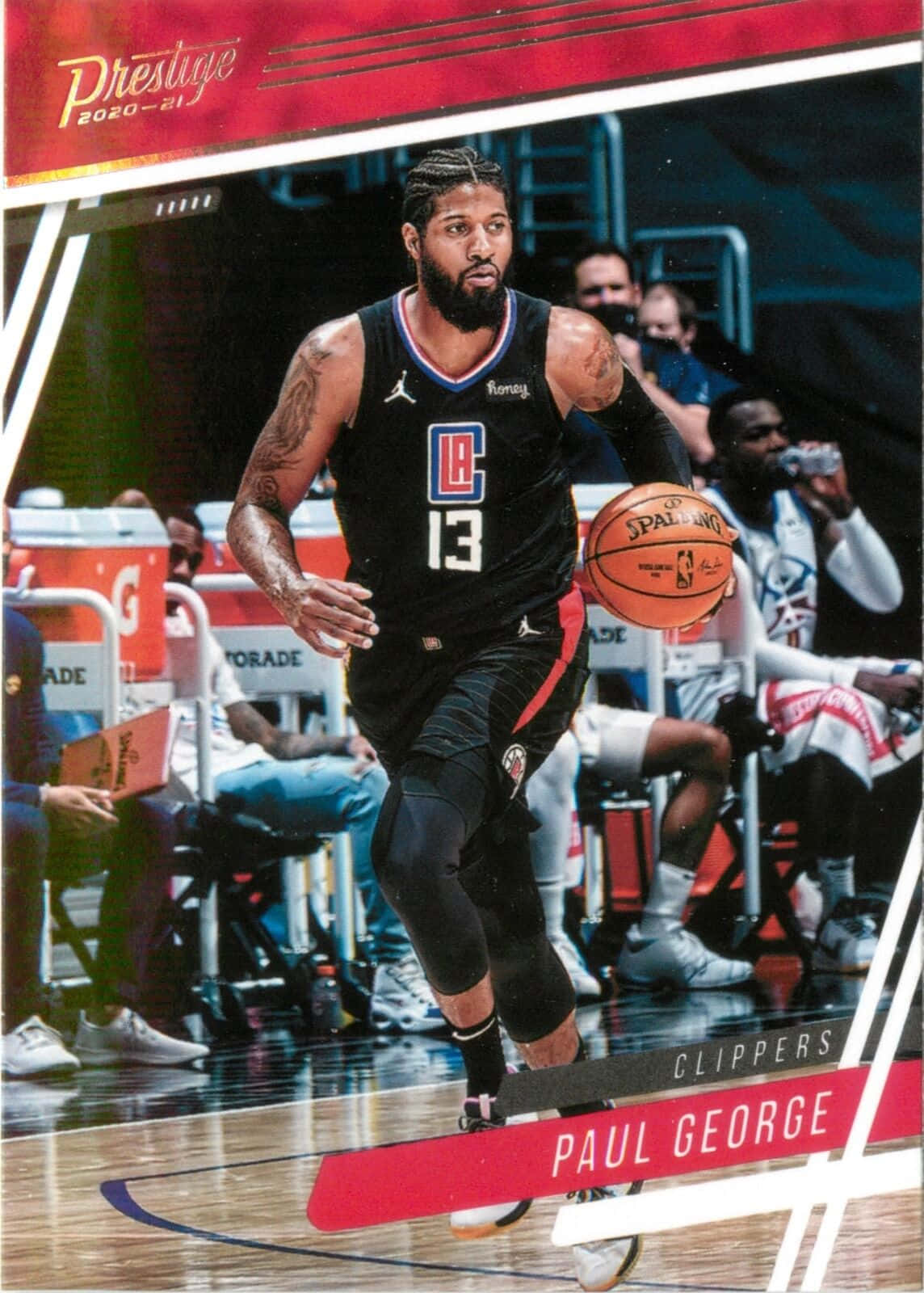 Paul George Clippers 桌布 壁紙 — 保羅喬治身穿黑色快艇隊球衣，在比賽中運球，背景有觀眾。