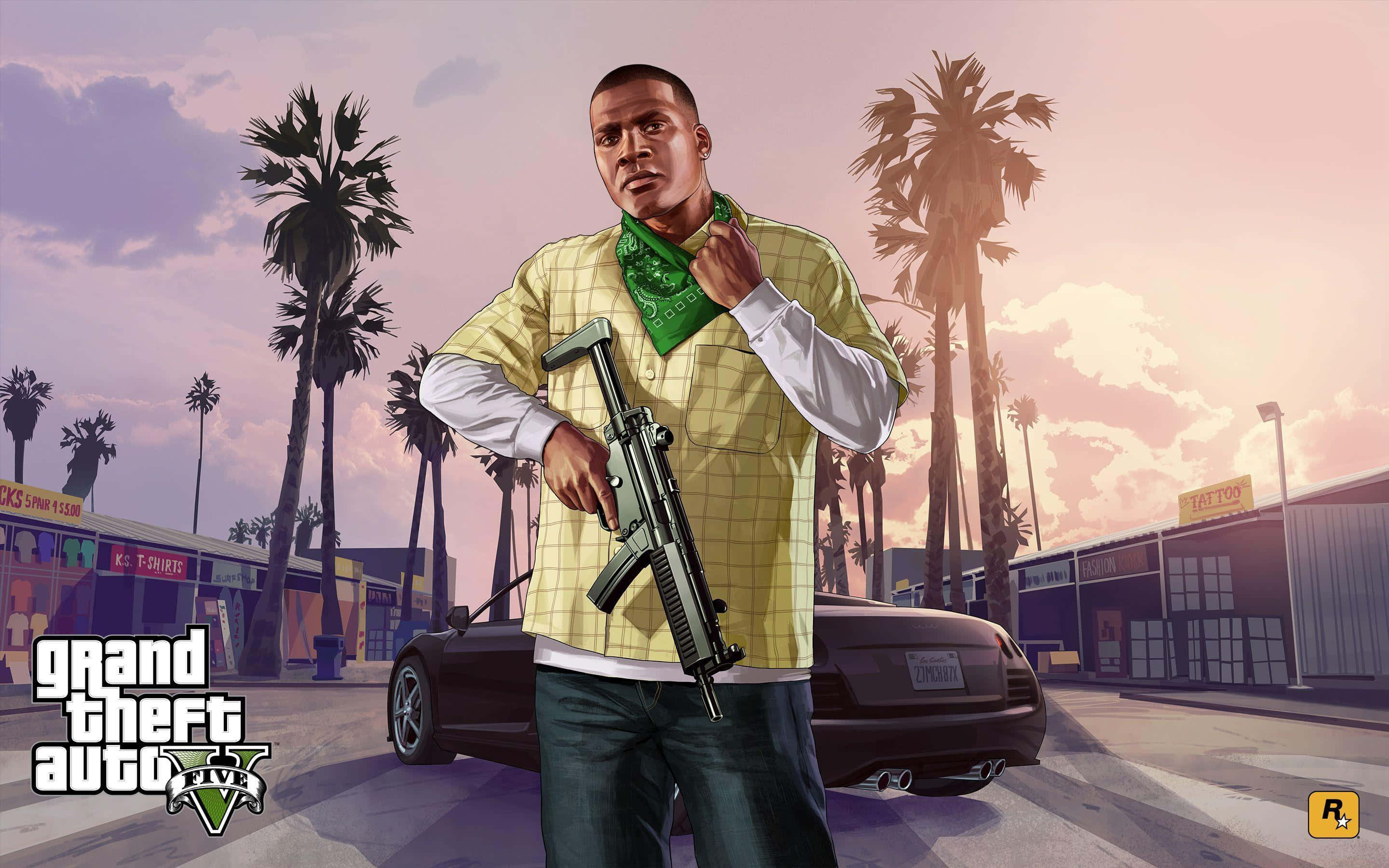 GTA 5 動圖 桌布 壁紙 — 《俠盜獵車手V》中的一個角色自信地站在陽光普照的城市街道上，手持步槍，背景有棕櫚樹和一輛跑車。
