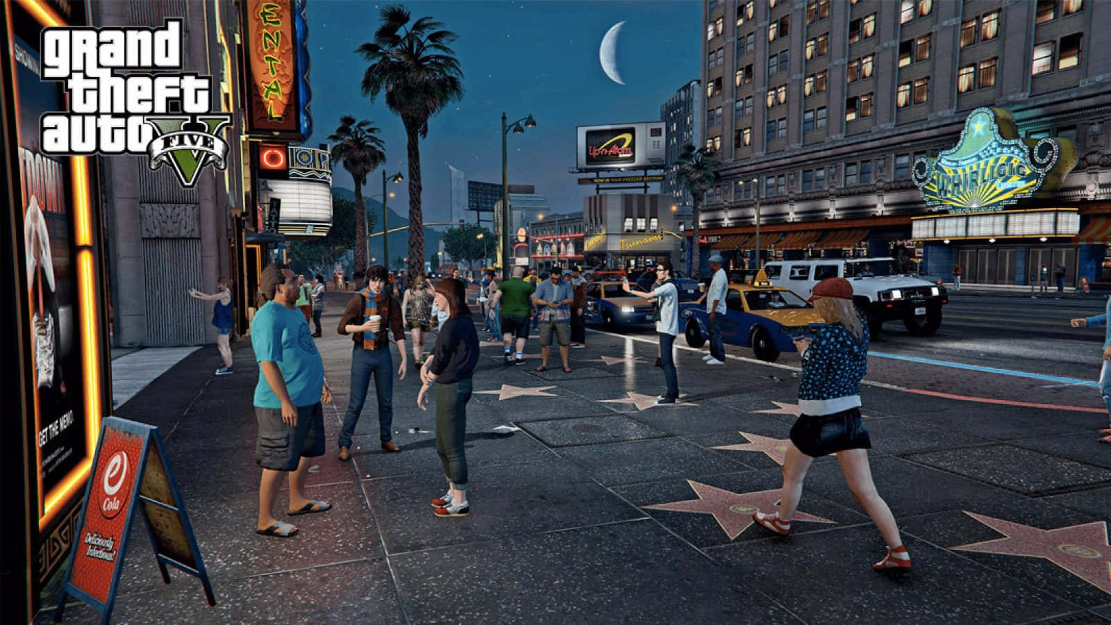 Grand Theft Auto V 桌布 壁紙 — 《俠盜獵車手V》中的夜間好萊塢街景，行人走在星形圖案的人行道上，上方有一彎新月。