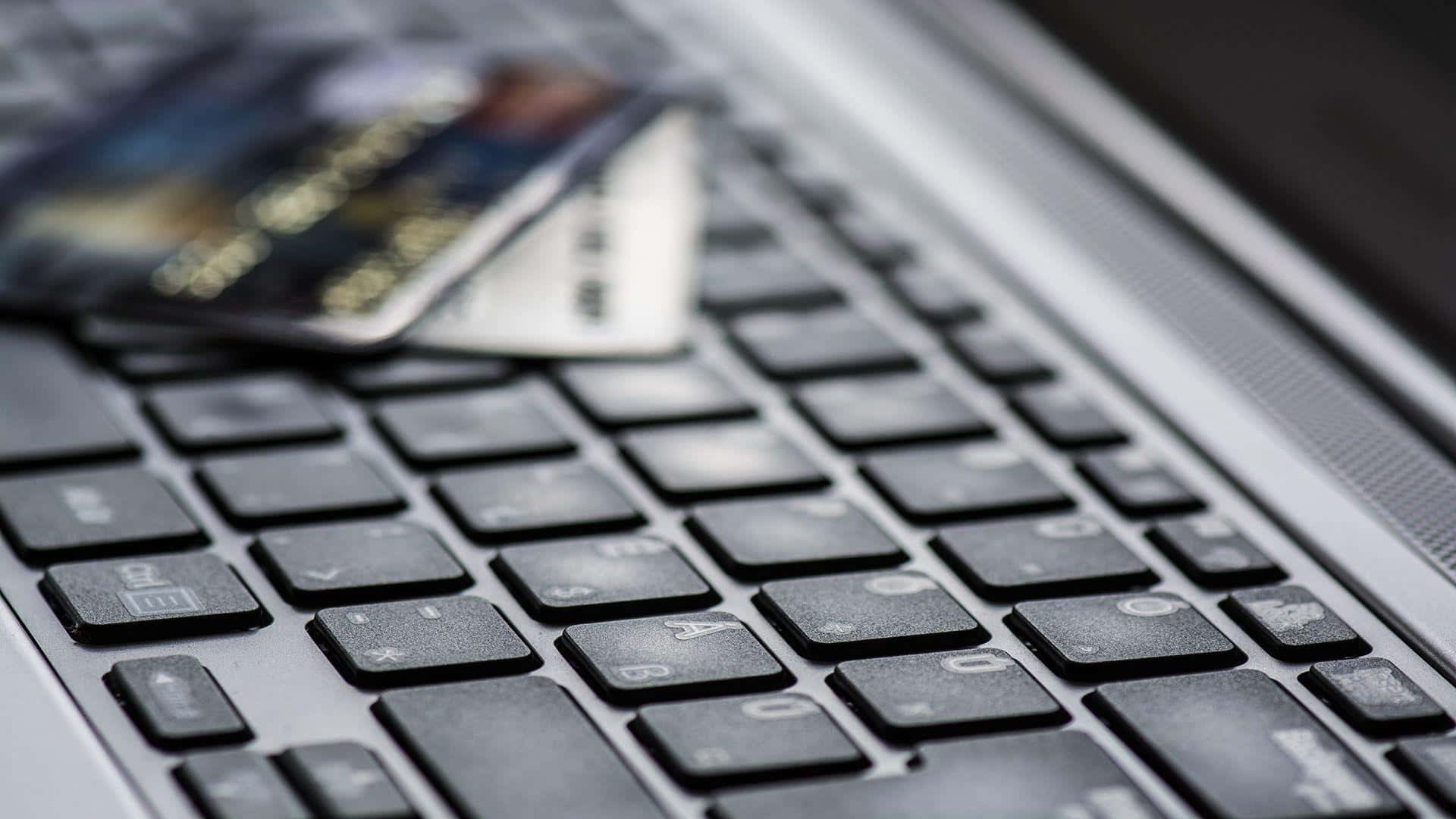 E Commerce 桌布 壁紙 — 信用卡特寫，放在筆記型電腦鍵盤上，景深較淺。