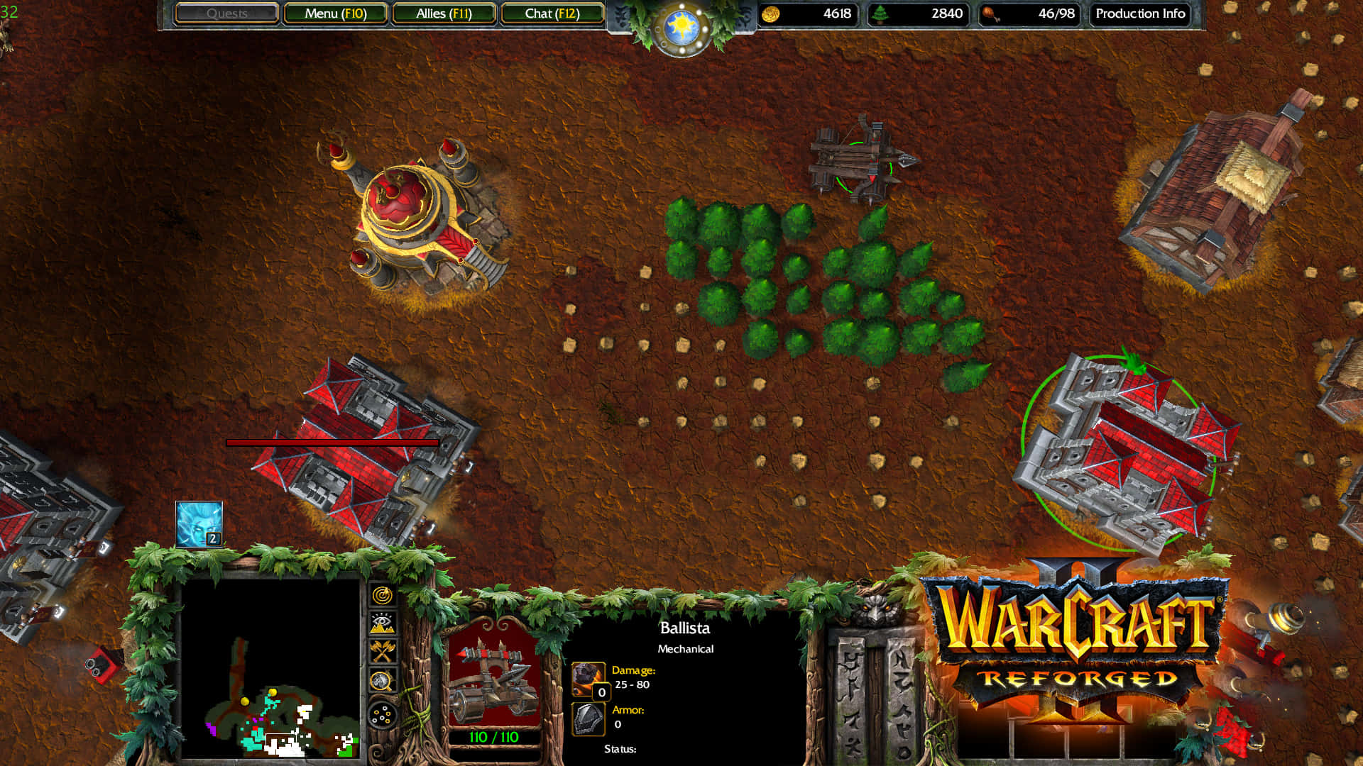 電玩遊戲 桌布 壁紙 — 俯瞰Warcraft Reforged基地，有紅頂建築、綠色灌木和遊戲介面元素。
