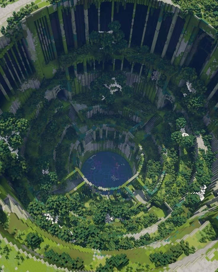 Minecraft Architecture 桌布 壁紙 — 俯瞰一個巨大的圓形Minecraft風格廢墟，周圍長滿茂密的綠色植物和藤蔓，環繞著中央水池。
