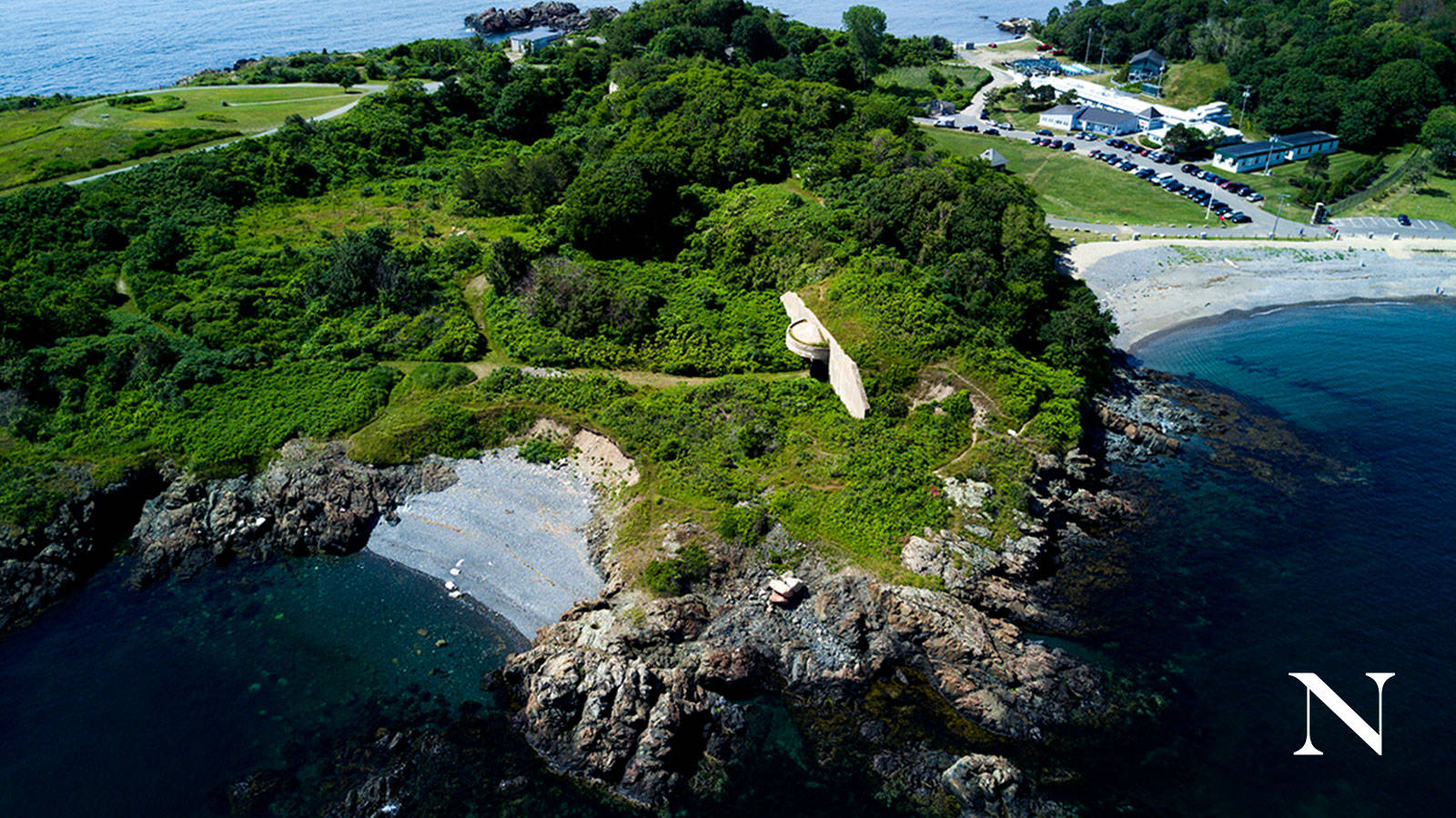 Building 桌布 壁紙 — 俯瞰一個鬱鬱蔥蔥的綠色海岸半島，有岩石海岸、碧綠海水和一個夾在懸崖之間的小沙灘。