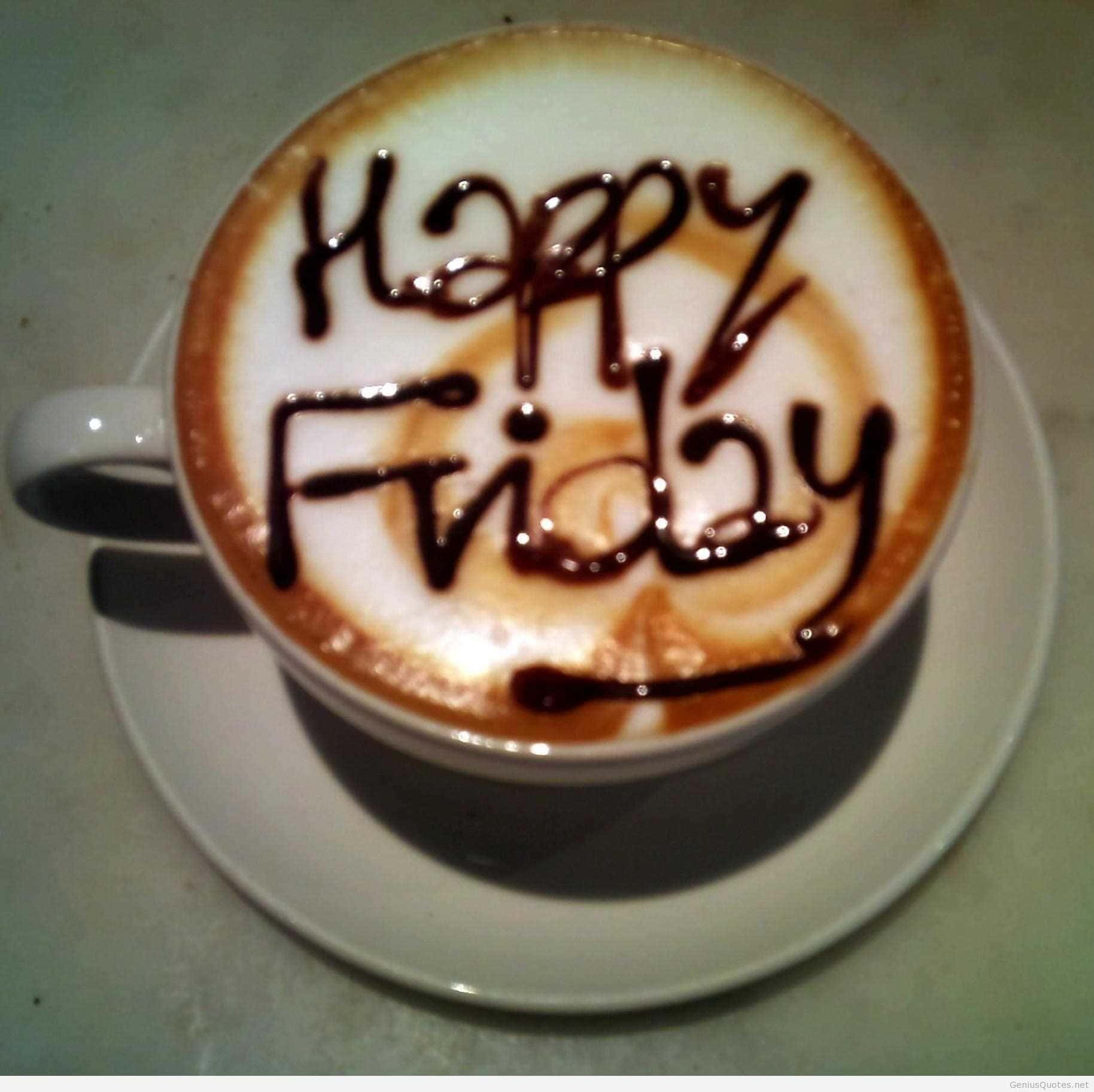 Friday 桌布 壁紙 — 俯瞰一杯卡布奇諾，巧克力在泡沫表面寫上「Happy Friday」。