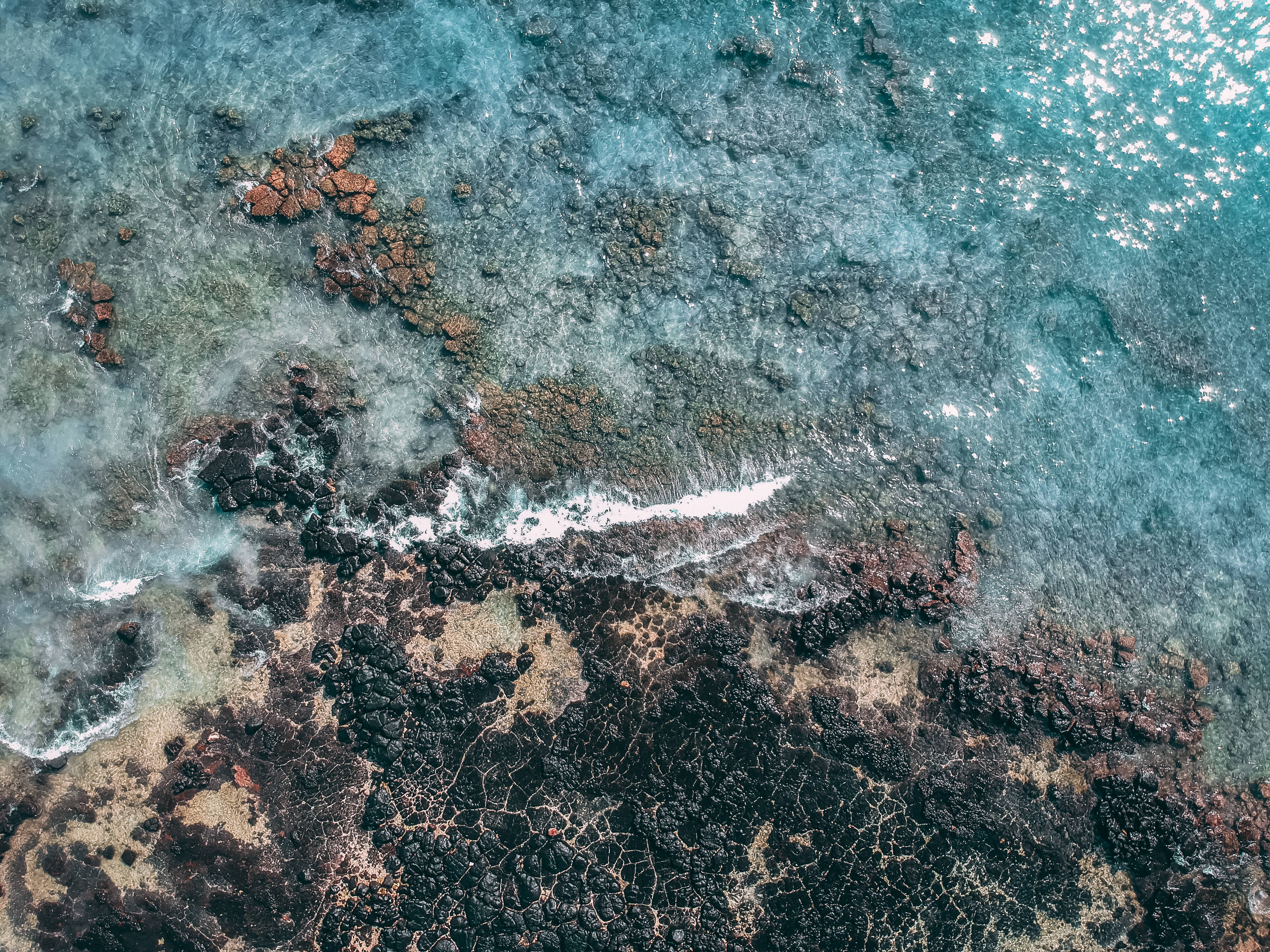 Mauritius 桌布 壁紙 — 俯瞰圖：碧綠海洋波浪拍打崎嶇深色火山岩。