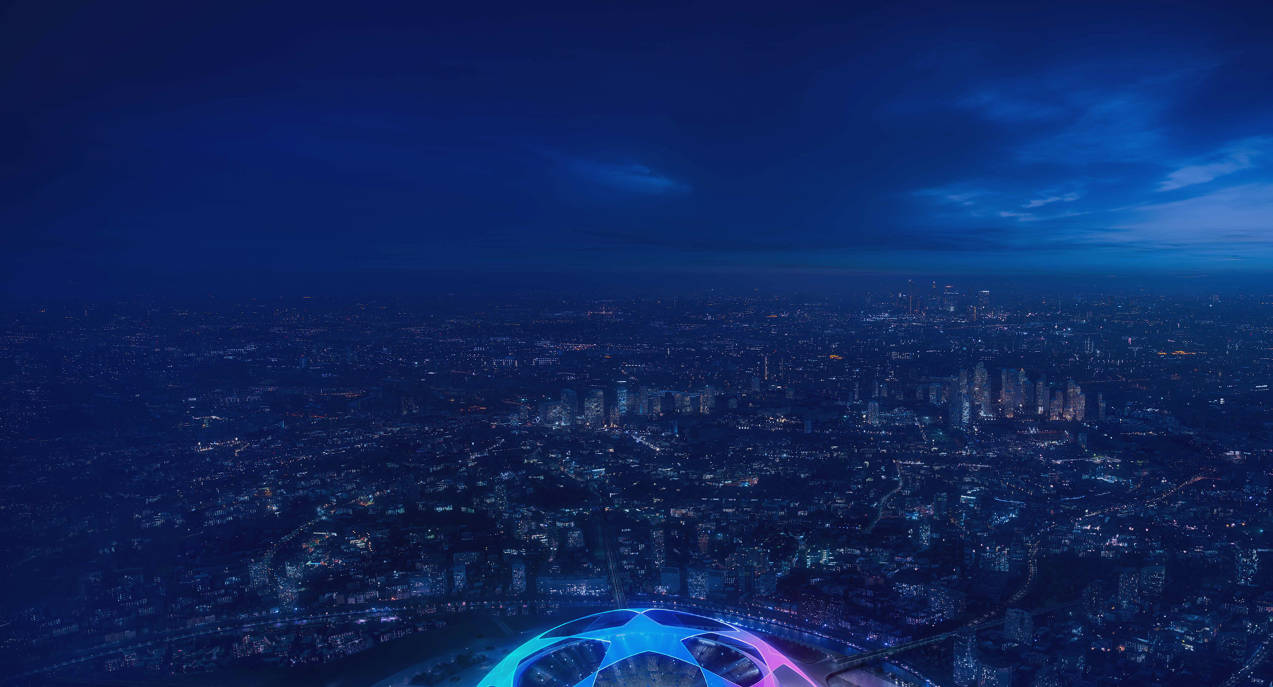 Uefa 桌布 壁紙 — 俯瞰夜景，廣闊的城市景觀被無數燈光照亮，深藍色天空下，前景是閃閃發光的歐聯冠軍獎盃。