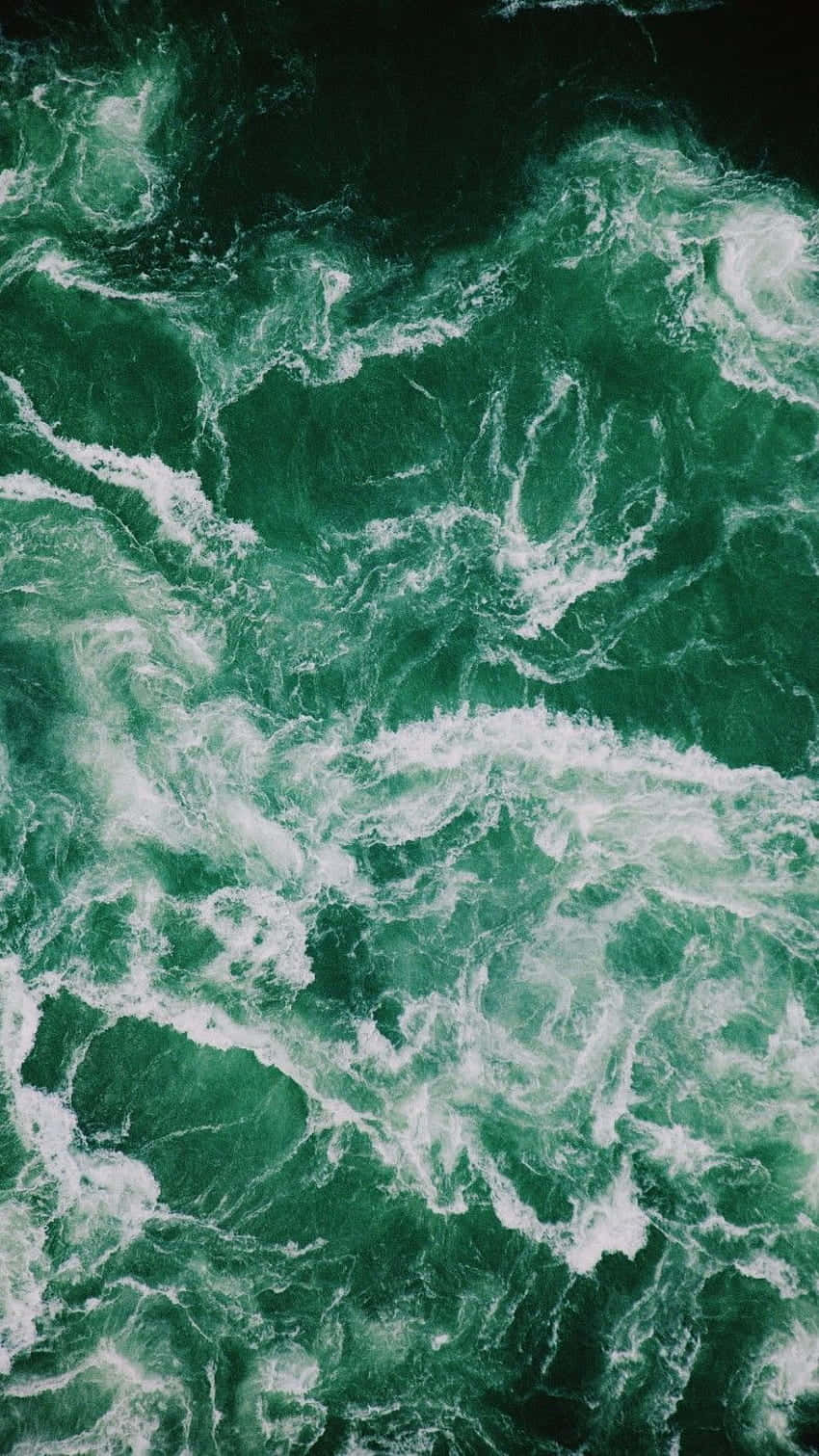 桌布 壁紙 — 俯瞰波濤洶湧的祖母綠海洋波浪，翻騰著泡沫般的白色浪花。