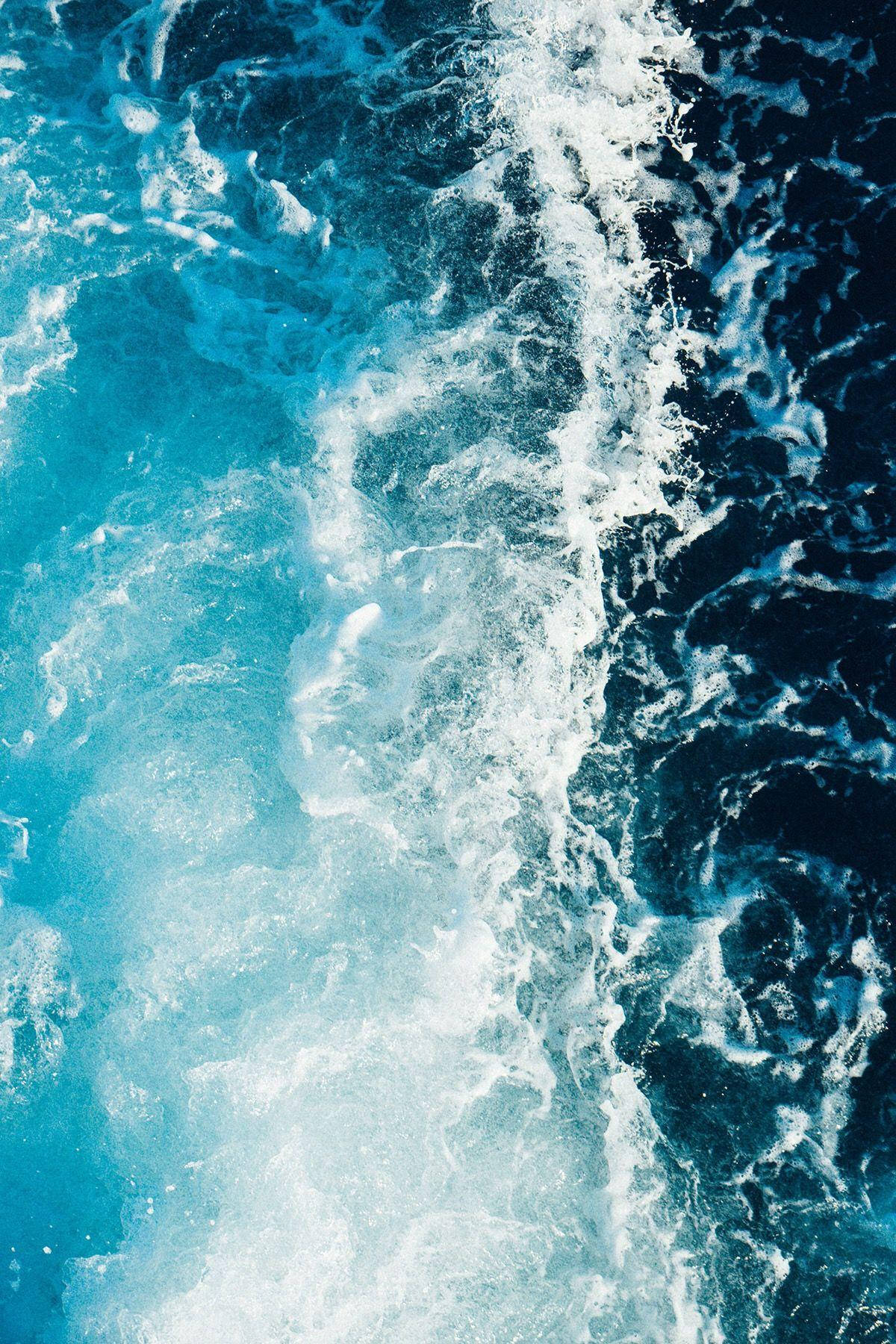 Water Aesthetic 桌布 壁紙 — 俯瞰深藍色海面上翻騰的波浪，帶有白色泡沫狀浪花。