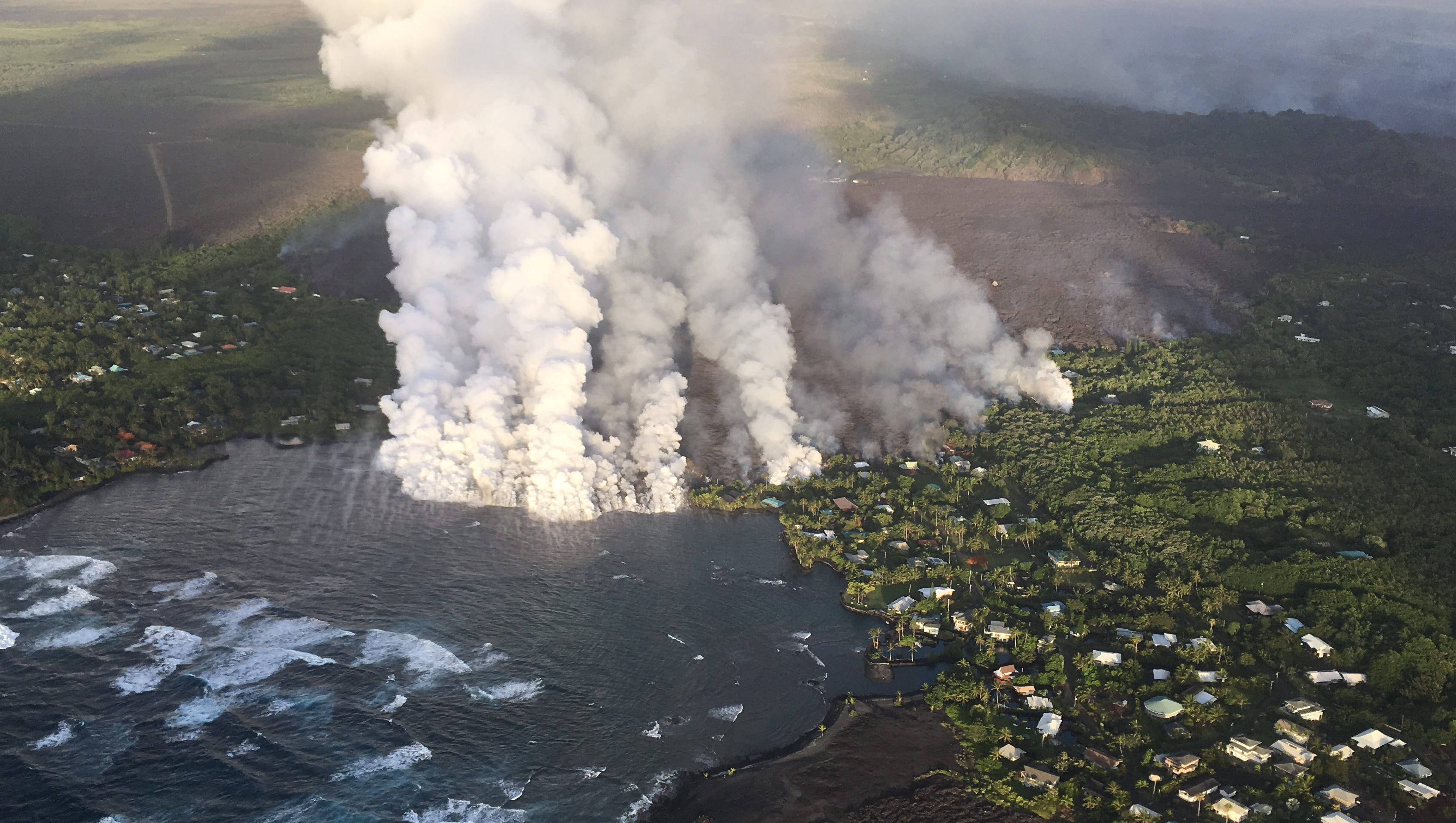 自然 桌布 壁紙 — 俯瞰火山爆發，濃煙直衝雲霄，鄰近沿海城鎮與海洋。